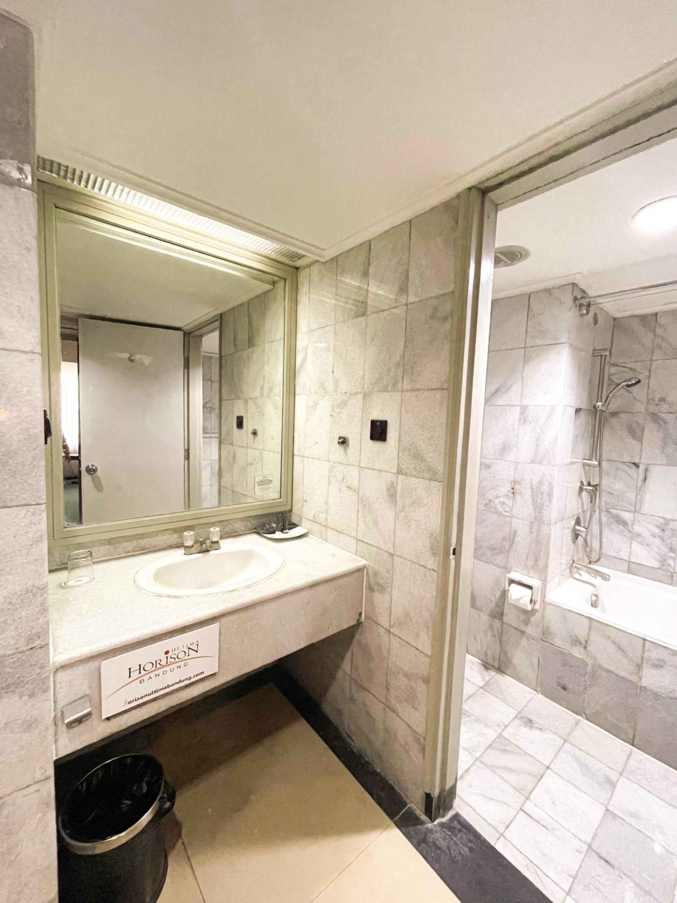 Deluxe King Room - Photo 2