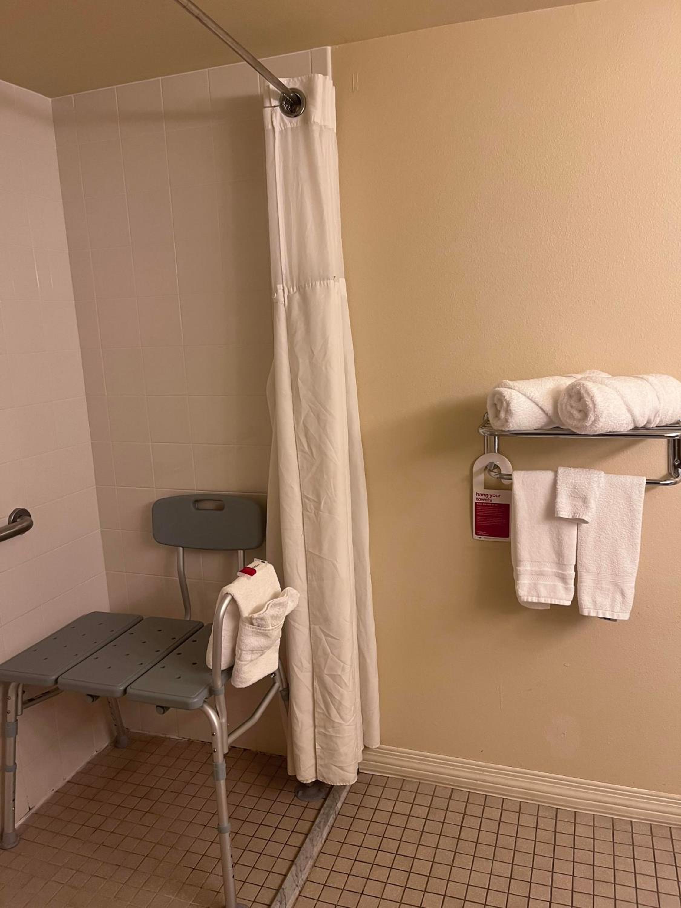 Queen Room - Mobility Access/Non-Smoking - Photo 10