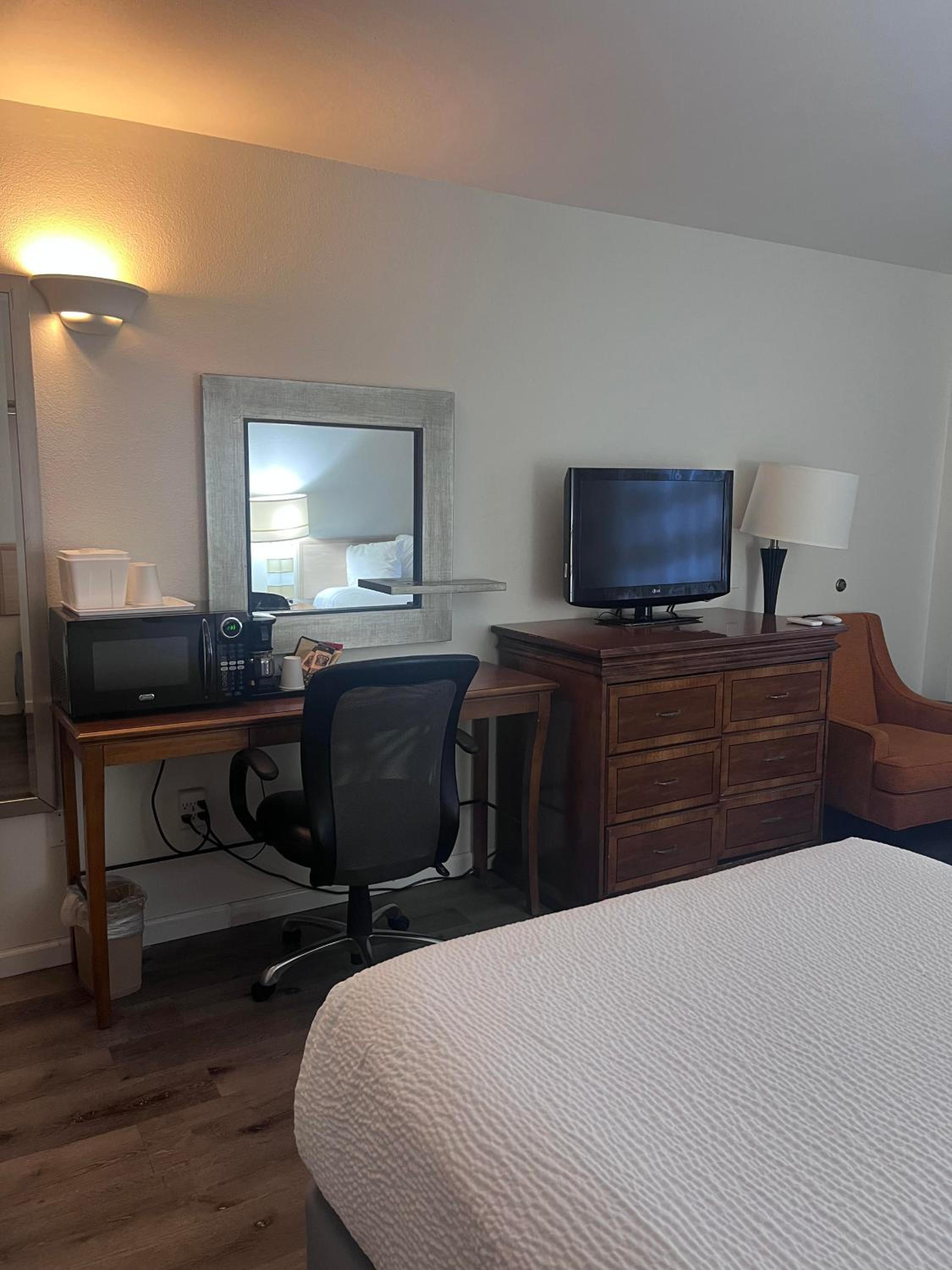 King Room - Non-Smoking - Photo 2