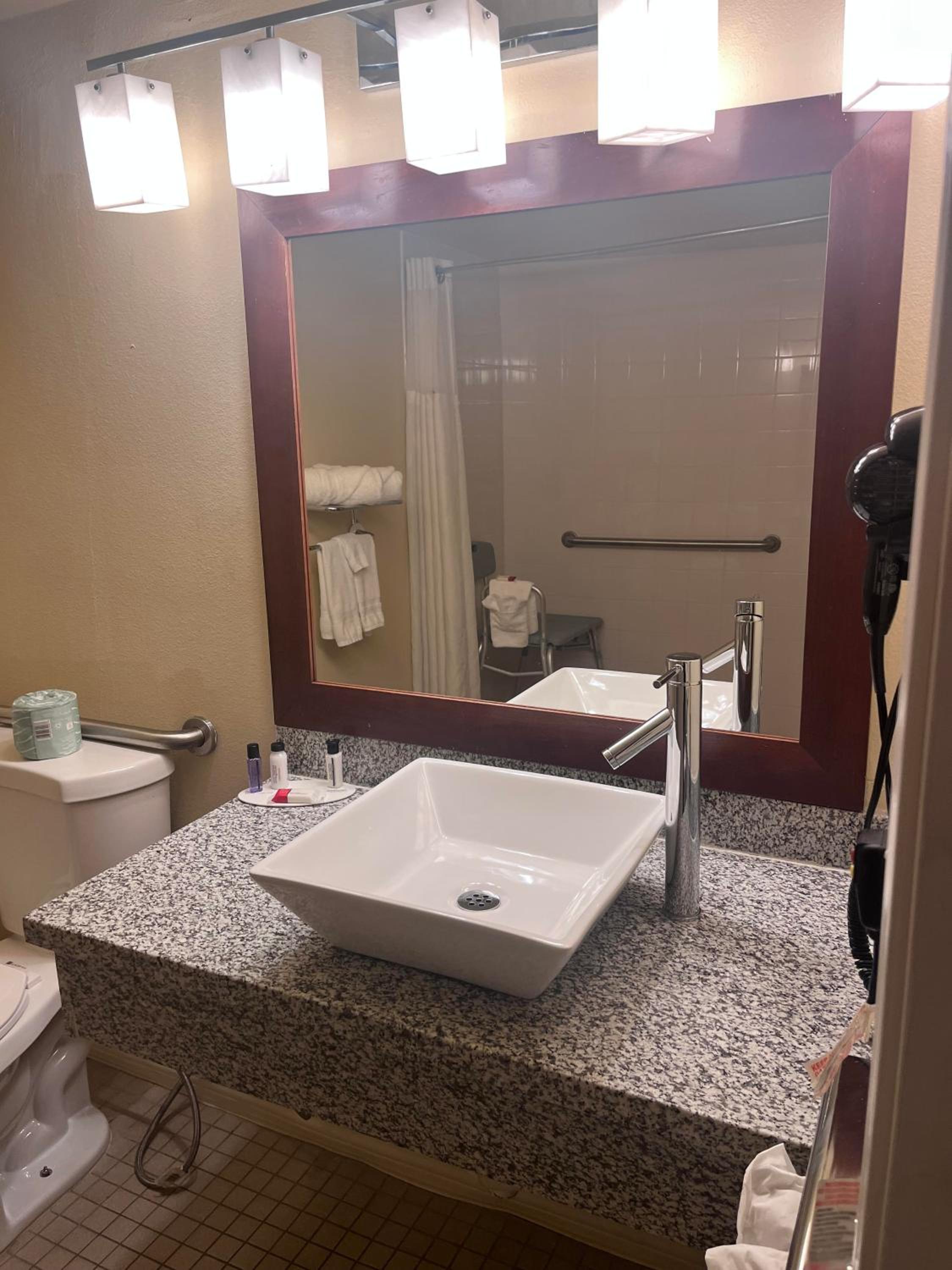Queen Room - Mobility Access/Non-Smoking - Photo 9