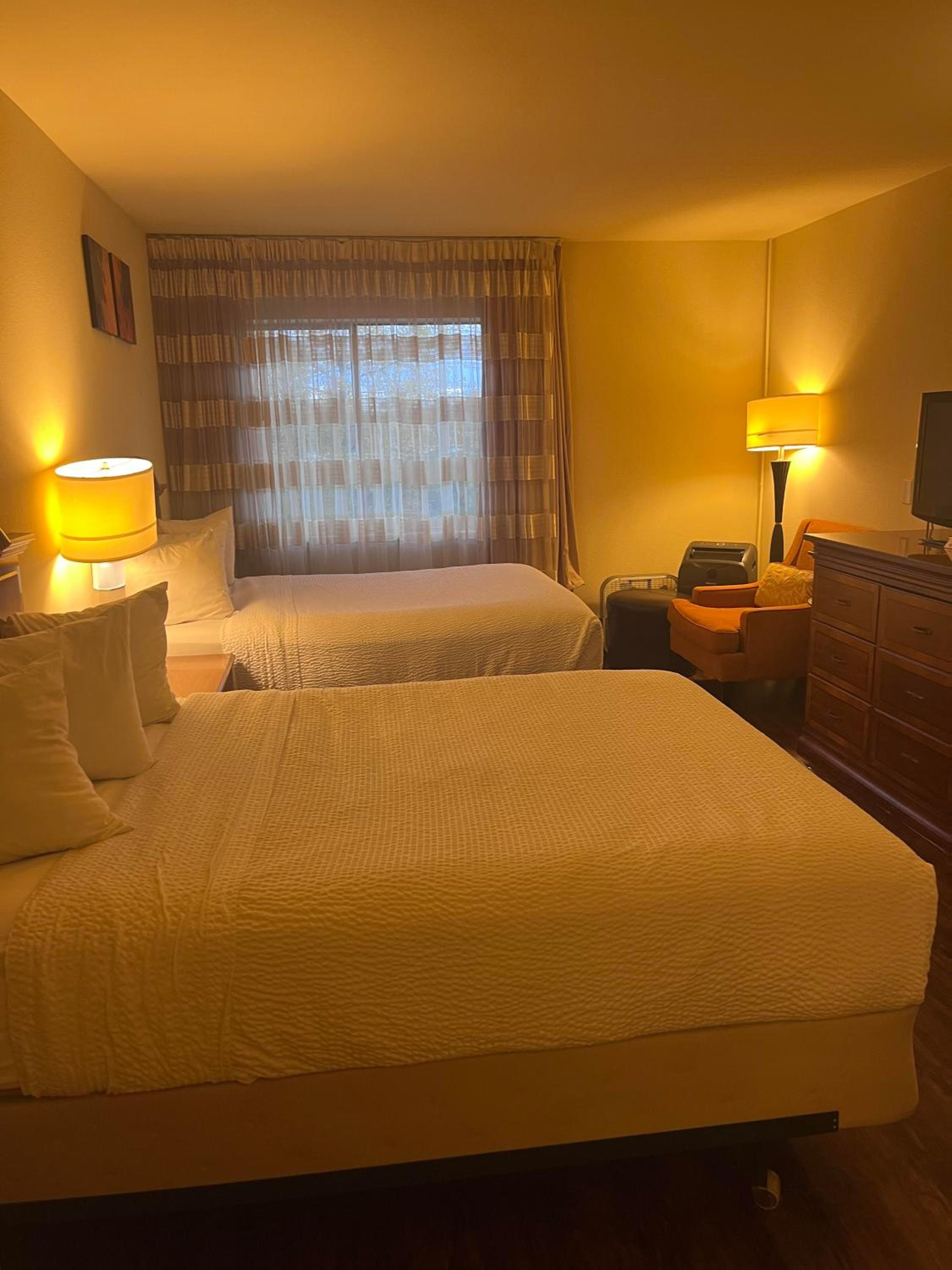 Queen Room with Two Queen Beds - Non-Smoking - Photo 3