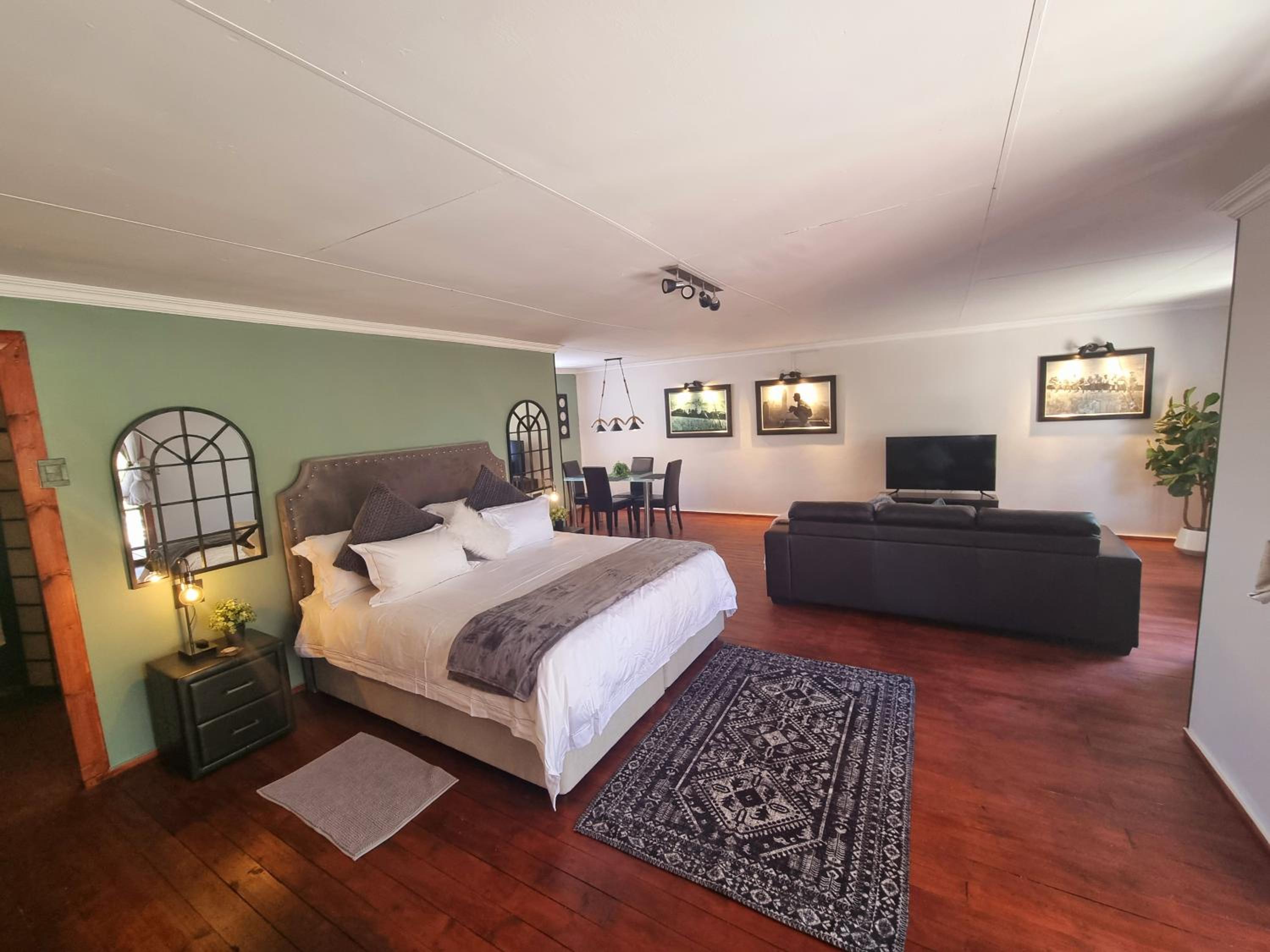 Deluxe King Room - Photo 8