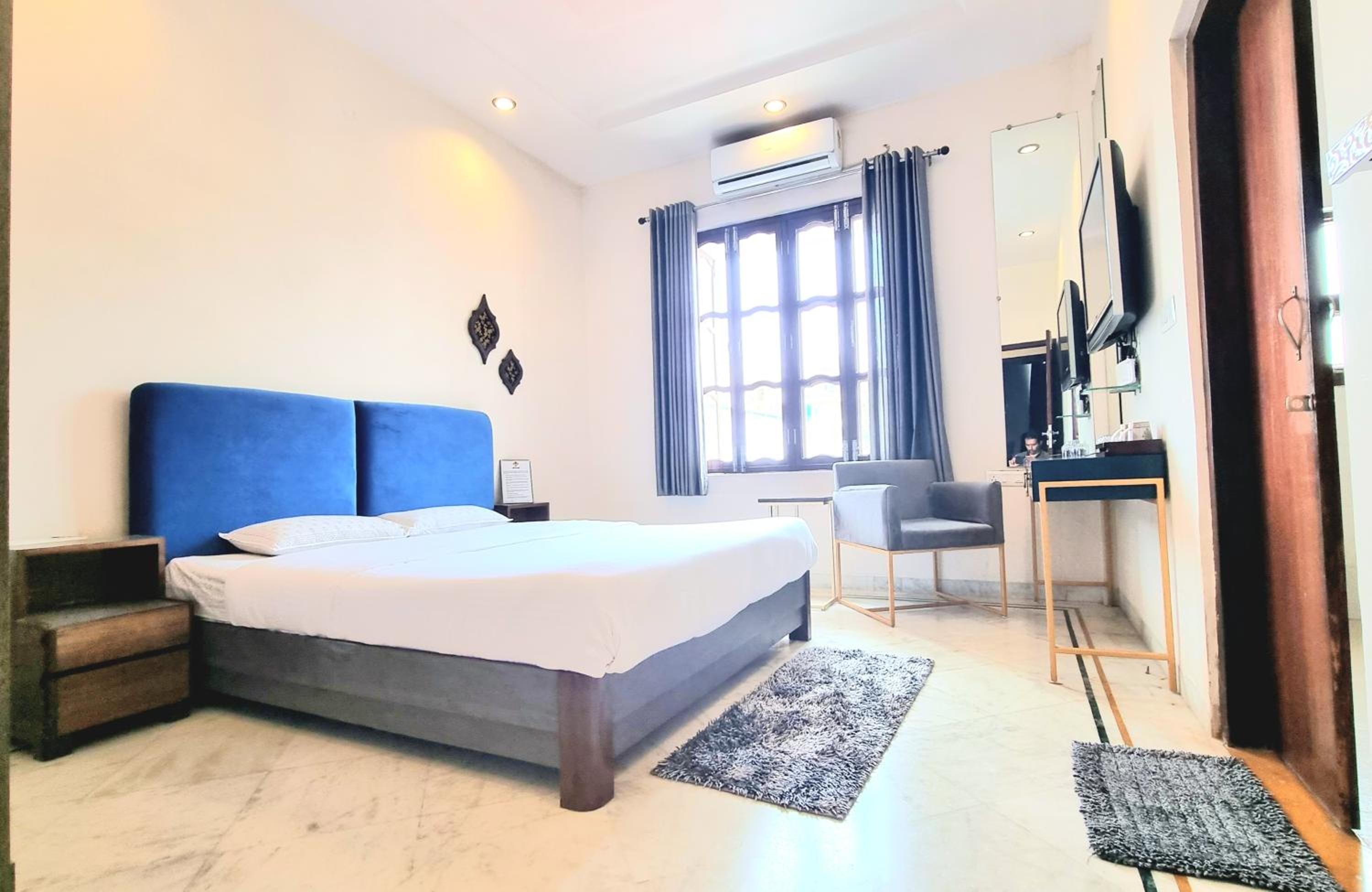 Executive Suite - Photo 26