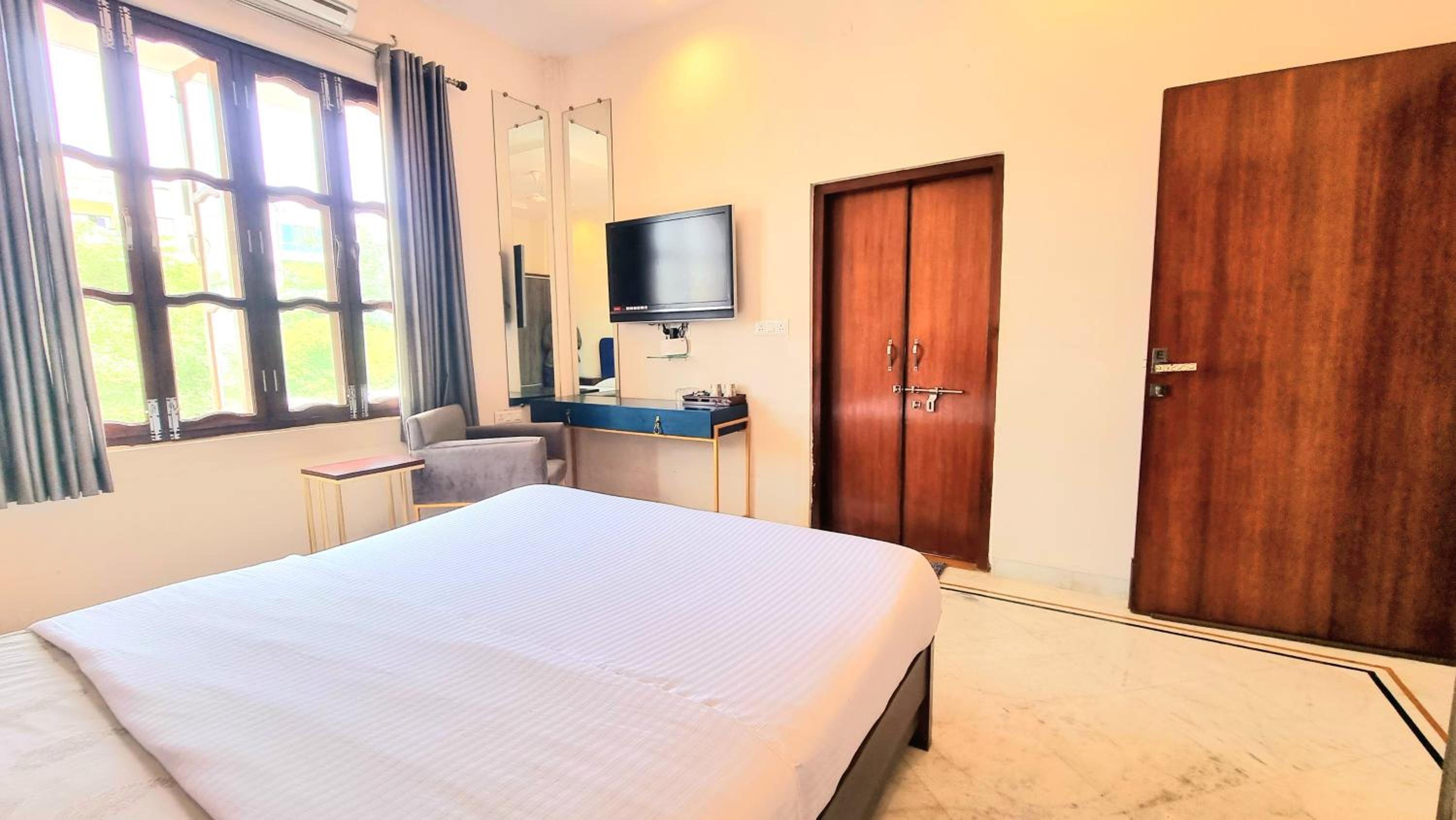 Executive Suite - Photo 20