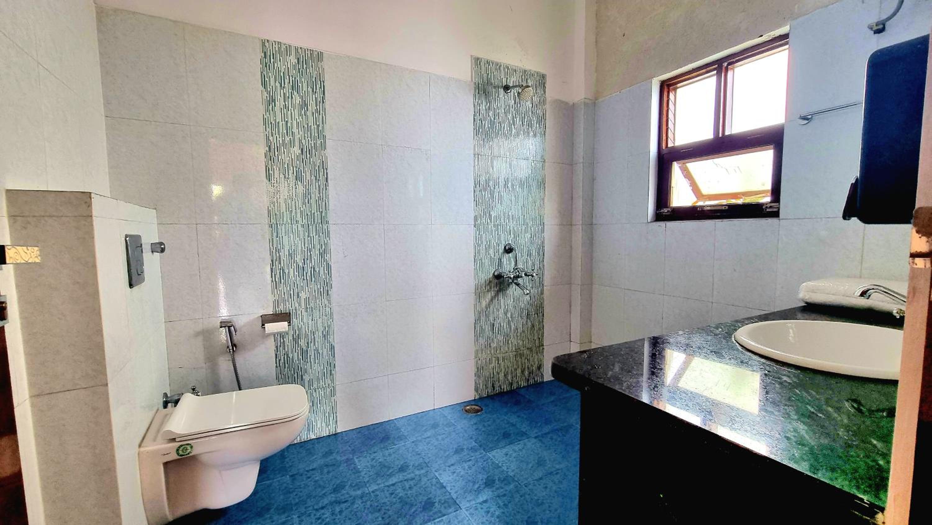 Executive Suite - Photo 3