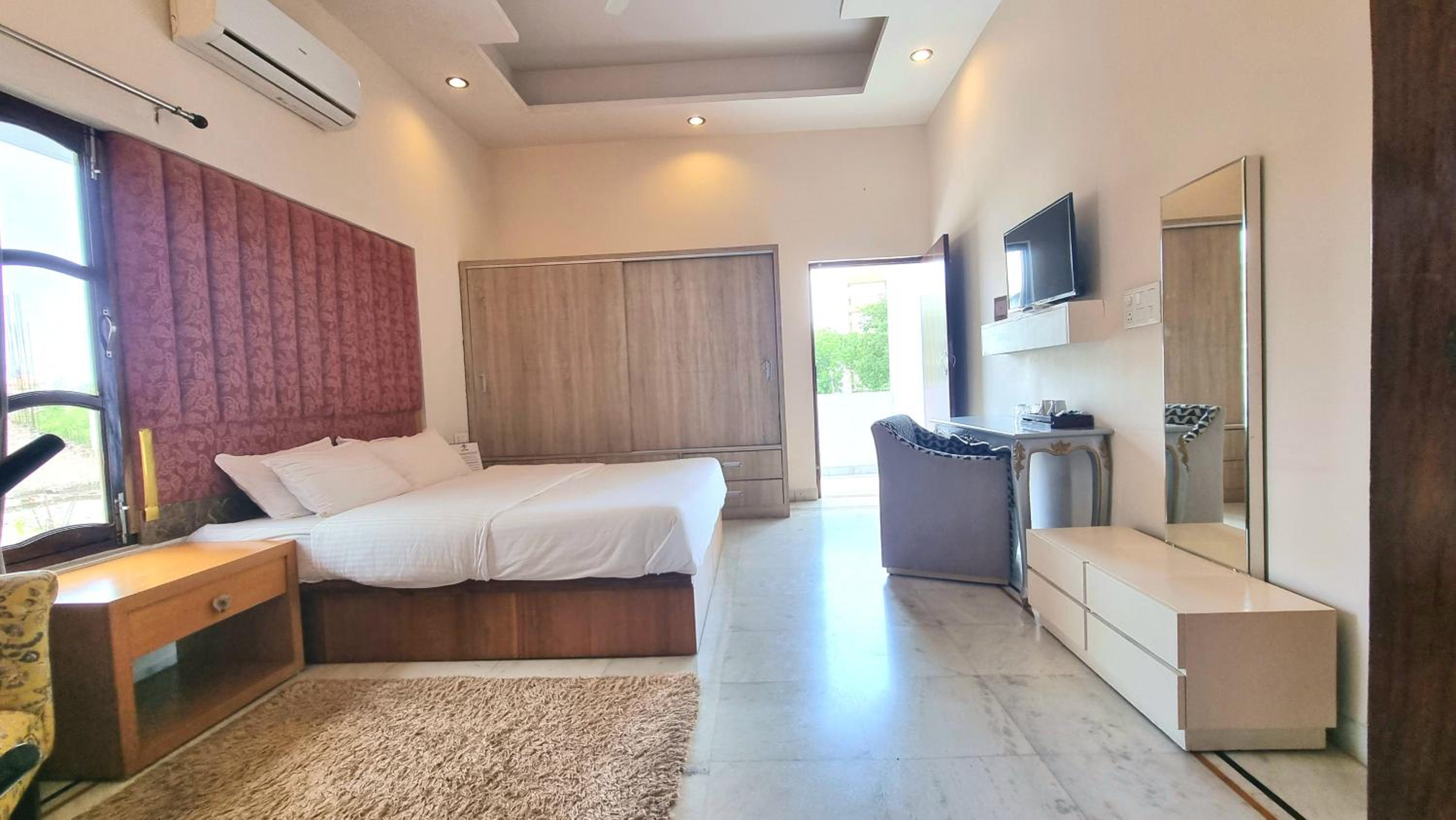 Executive Suite - Photo 1