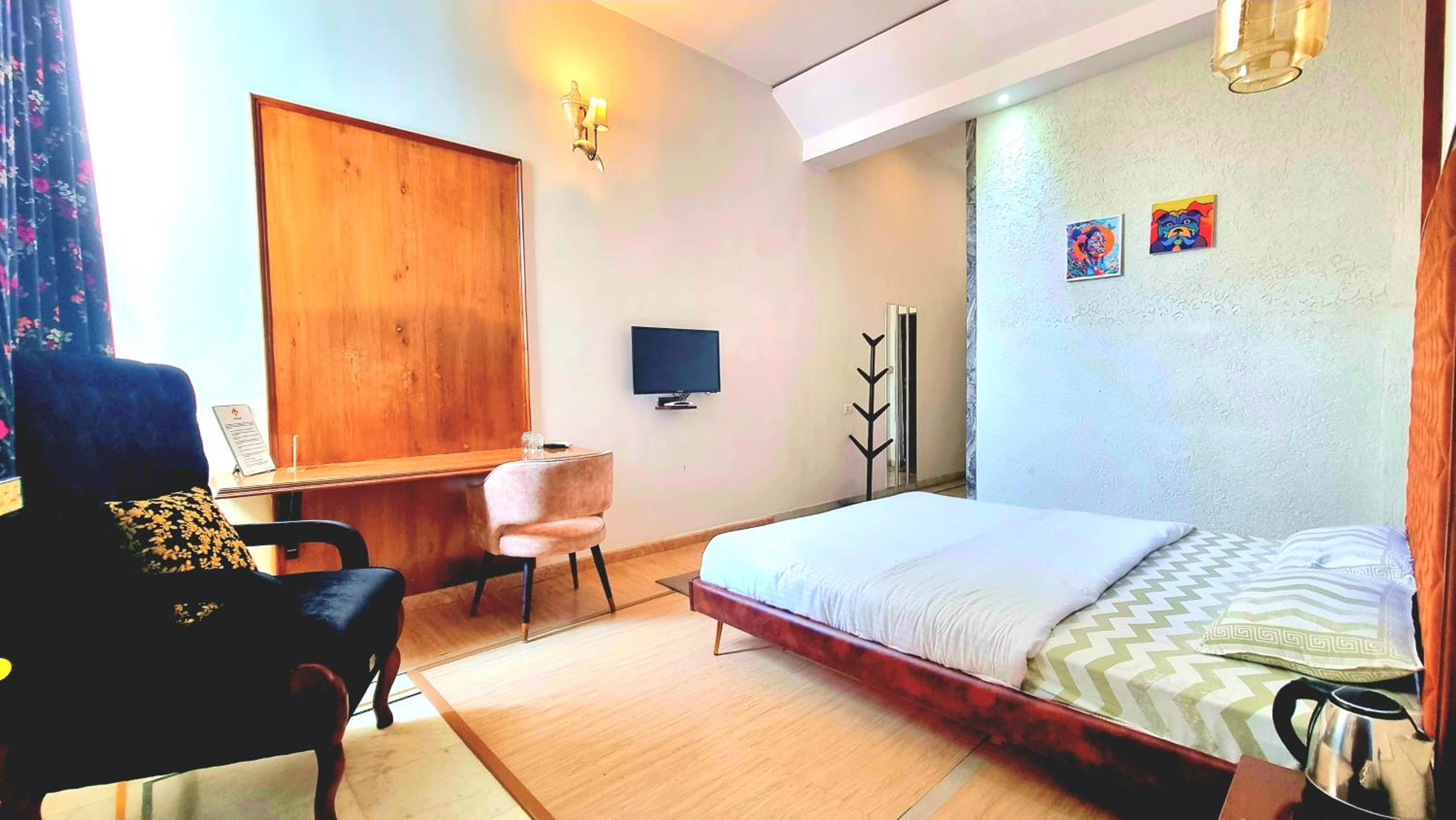 Executive Suite - Photo 23
