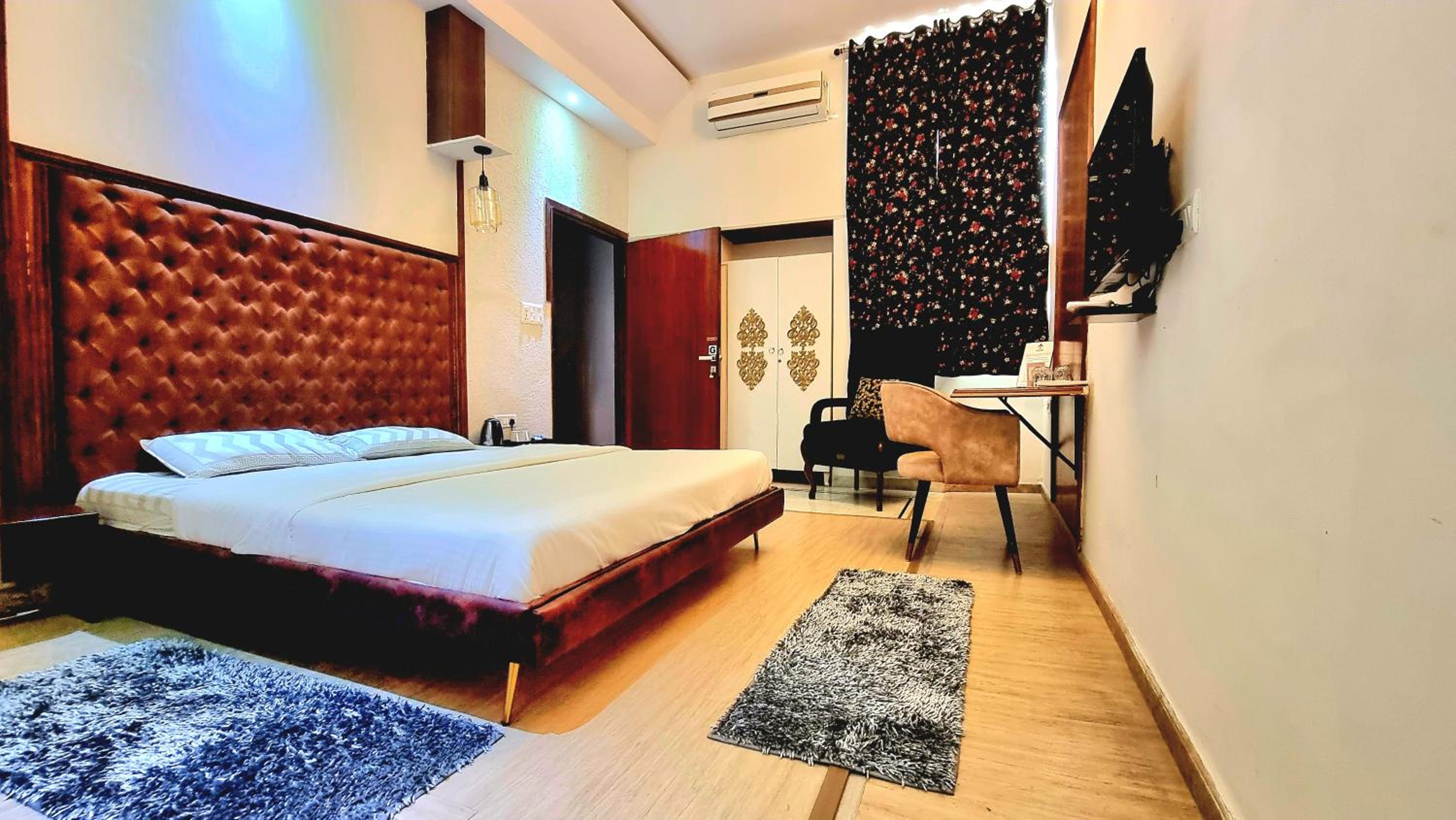 Executive Suite - Photo 28