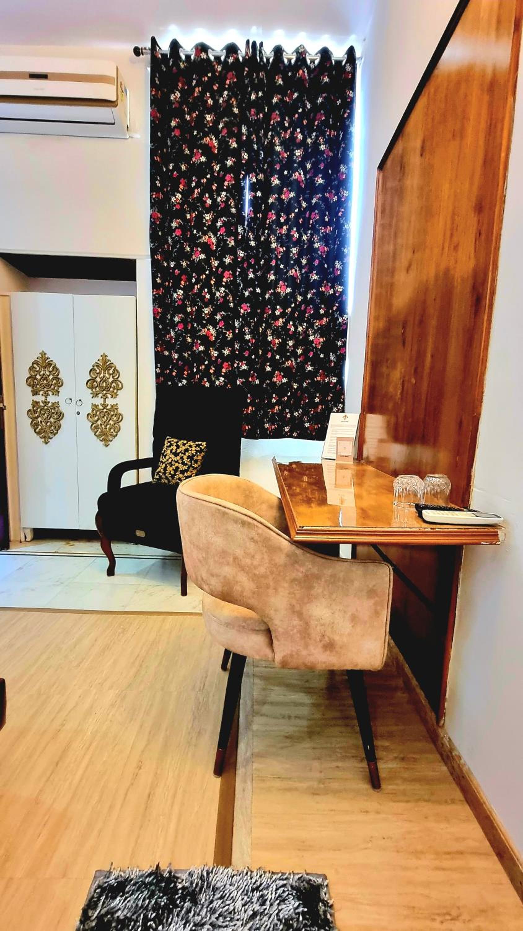Executive Suite - Photo 24