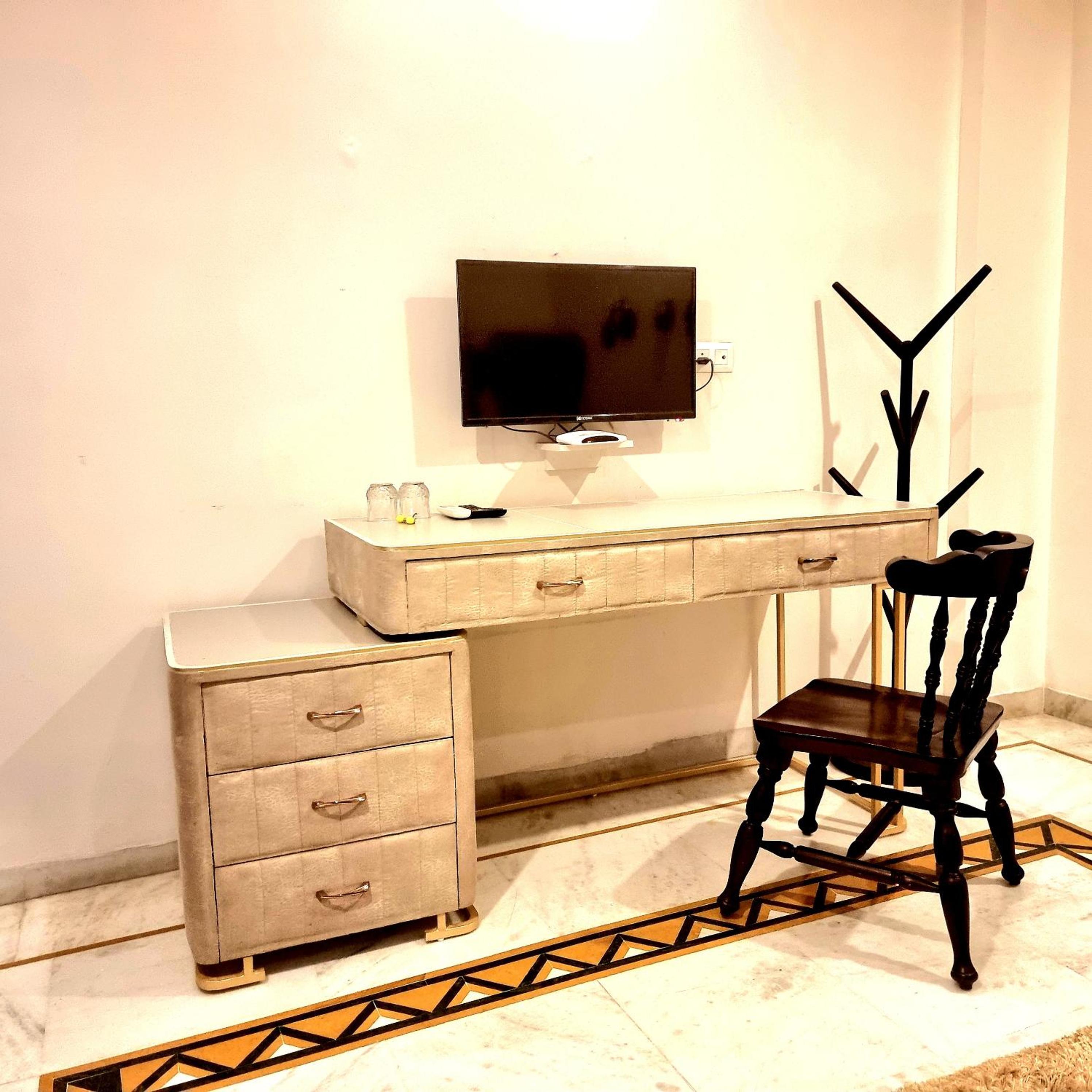 Deluxe Queen Suite - Photo 19