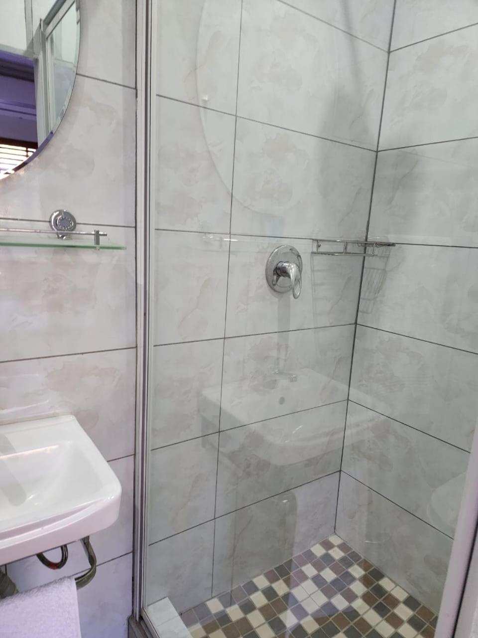 Budget Double Room - Photo 5