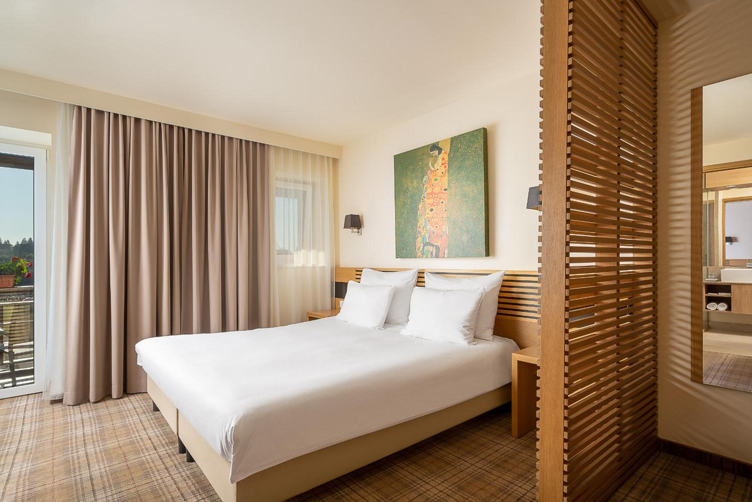 King Room with Balcony - Photo 2