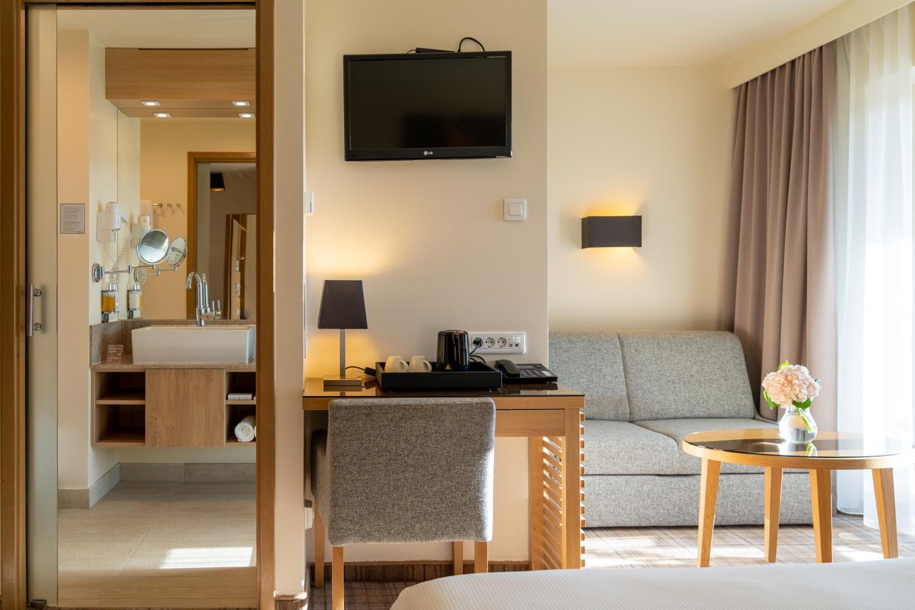 King Room with Balcony - Photo 4