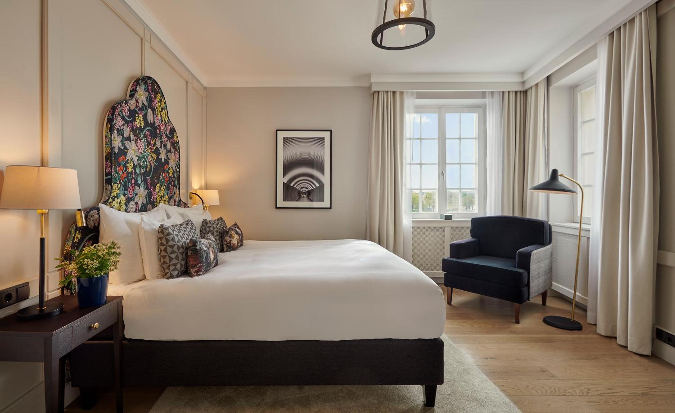 Corner Suite with Sea View - Photo 3