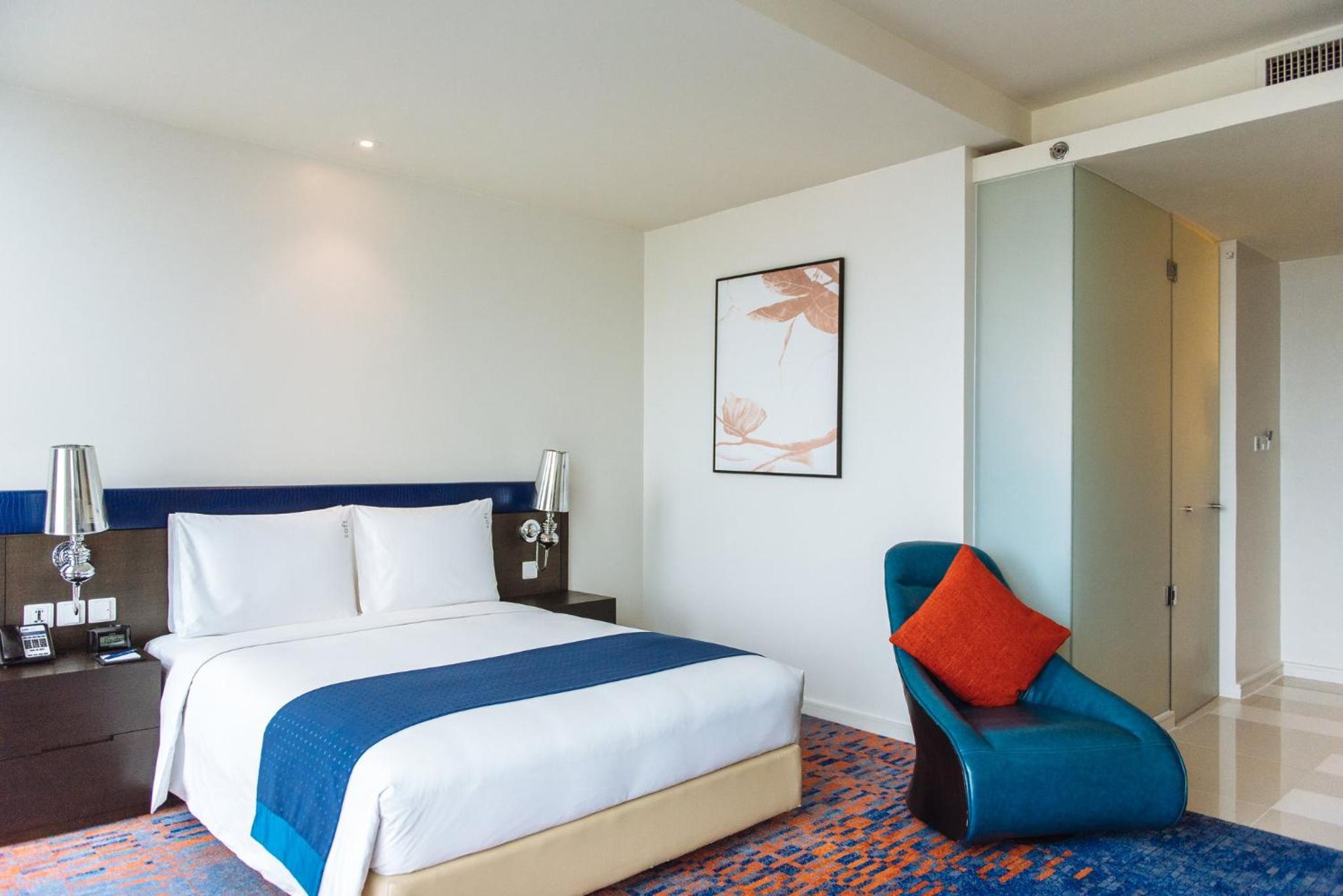 Queen Room with Stadium View