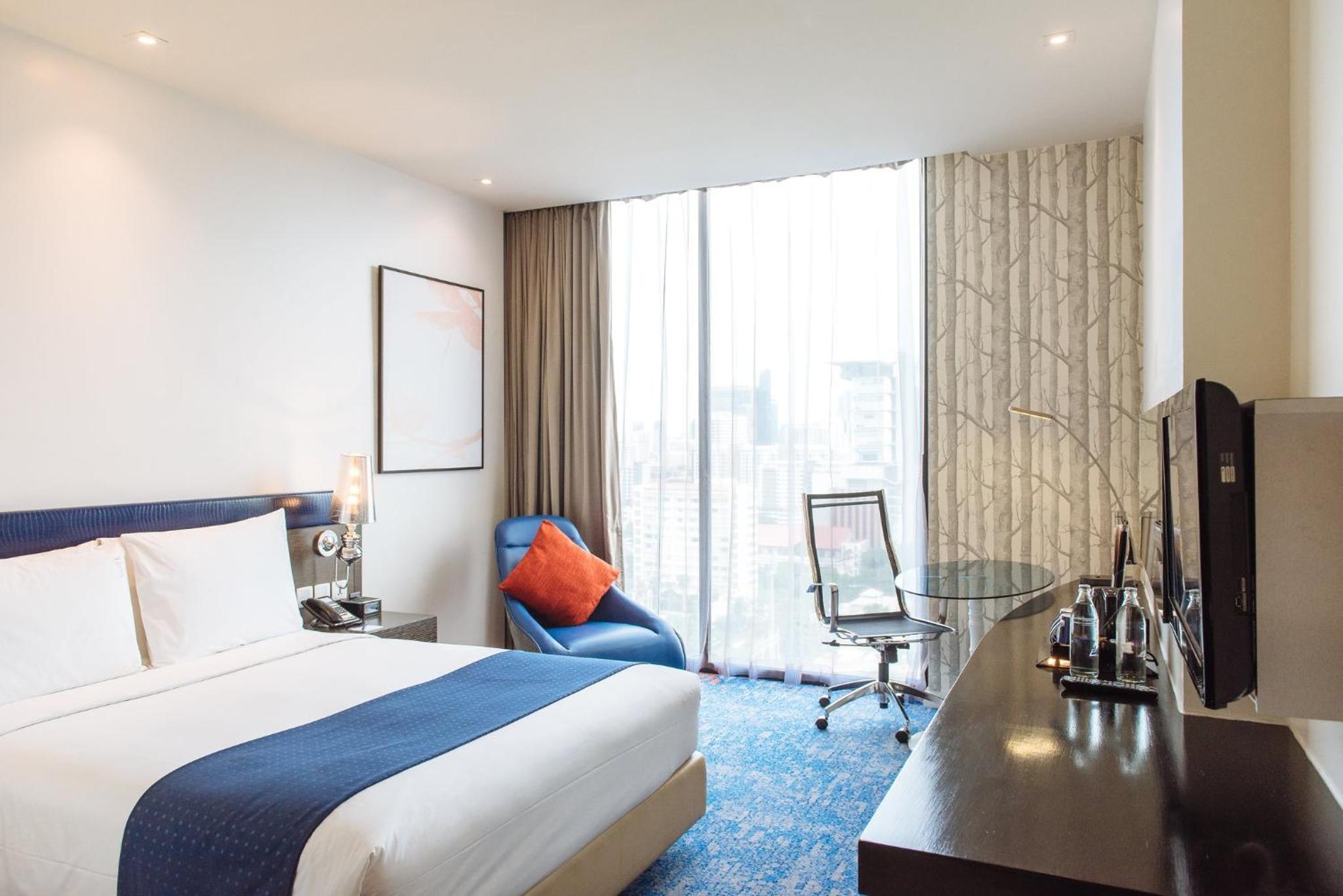 Standard Queen Room with Stadium View thumbnail 5