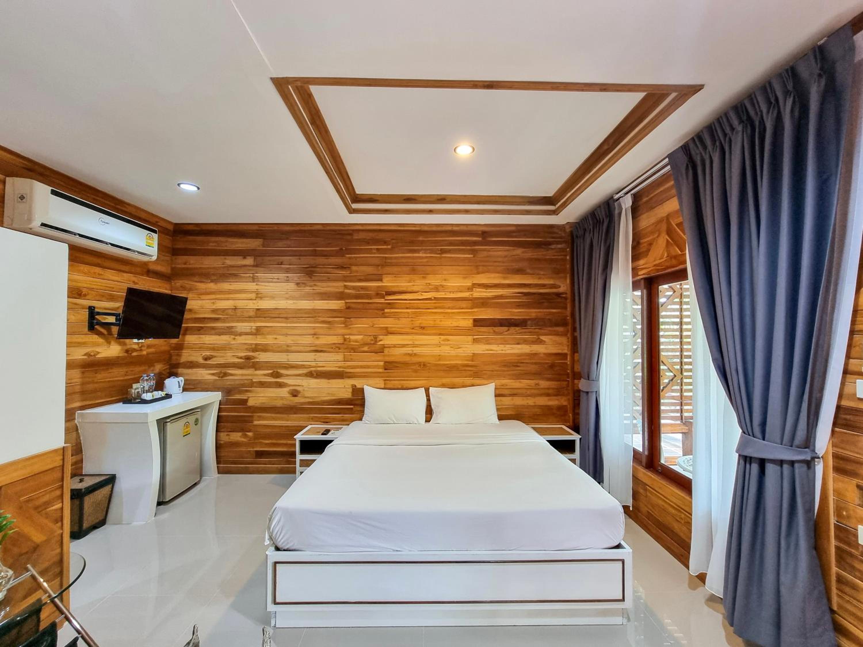 Standard Corner Room- Free Beach Shuttle photo 3