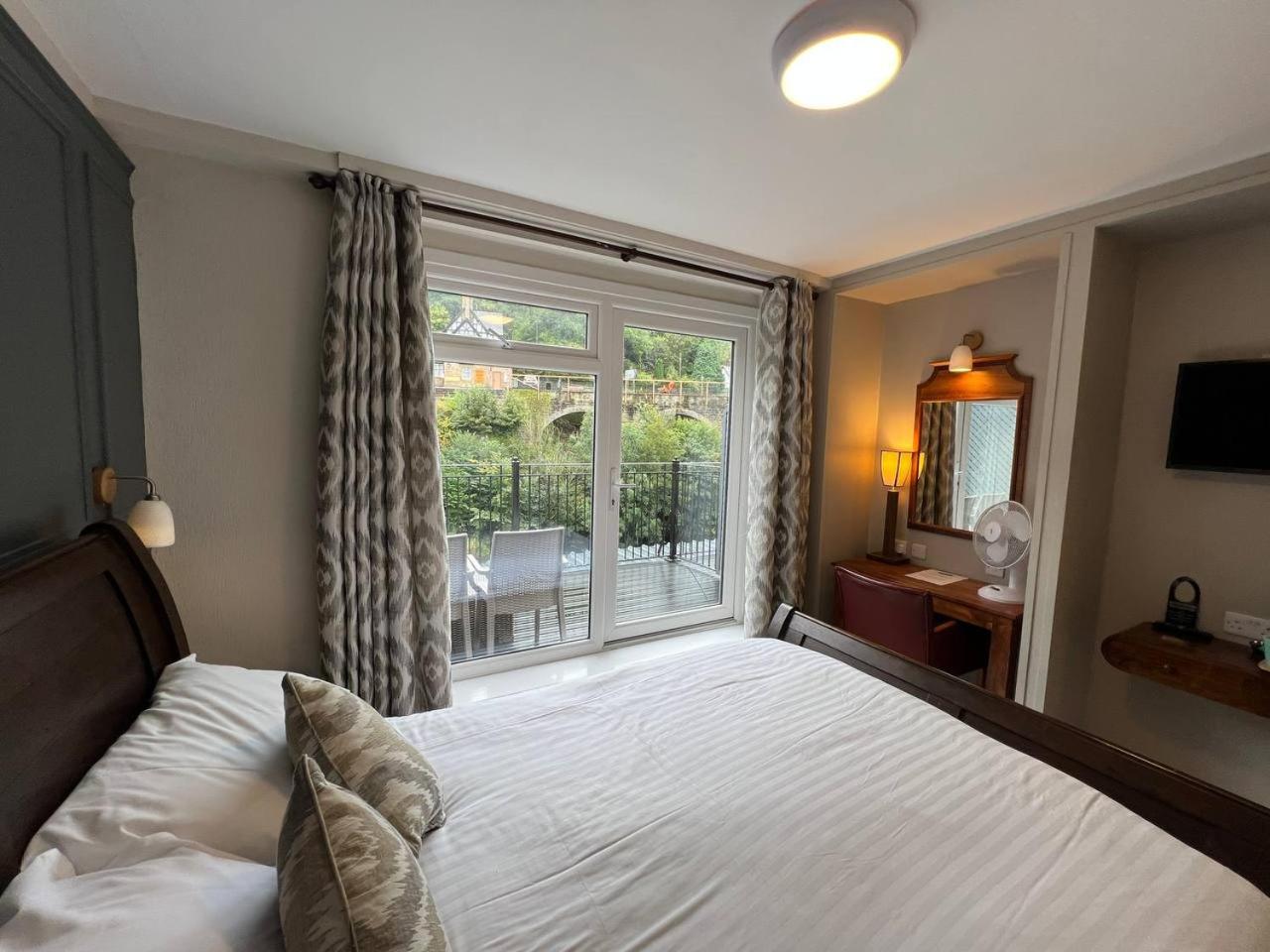 Double Room with Balcony - Photo 10