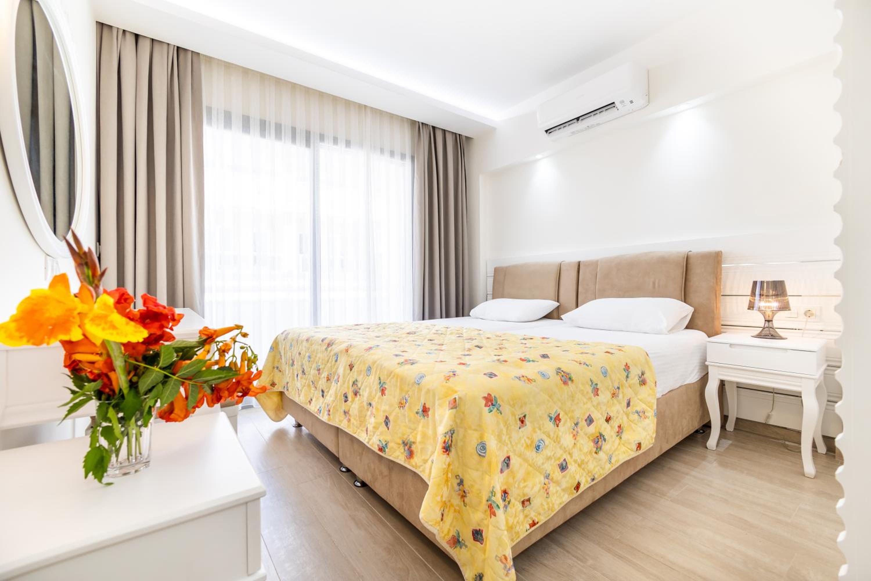 Suite with Balcony - Photo 6