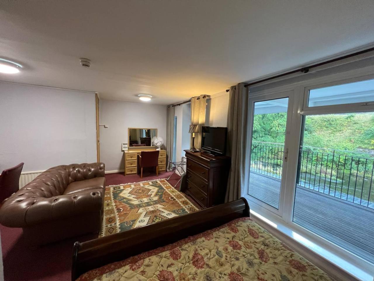 Junior Suite with Balcony - Photo 2