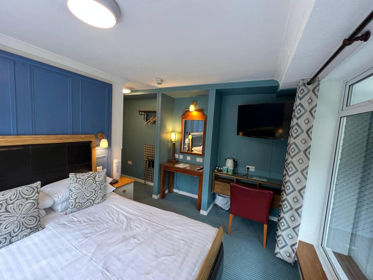 Double Room with Balcony - Photo 13