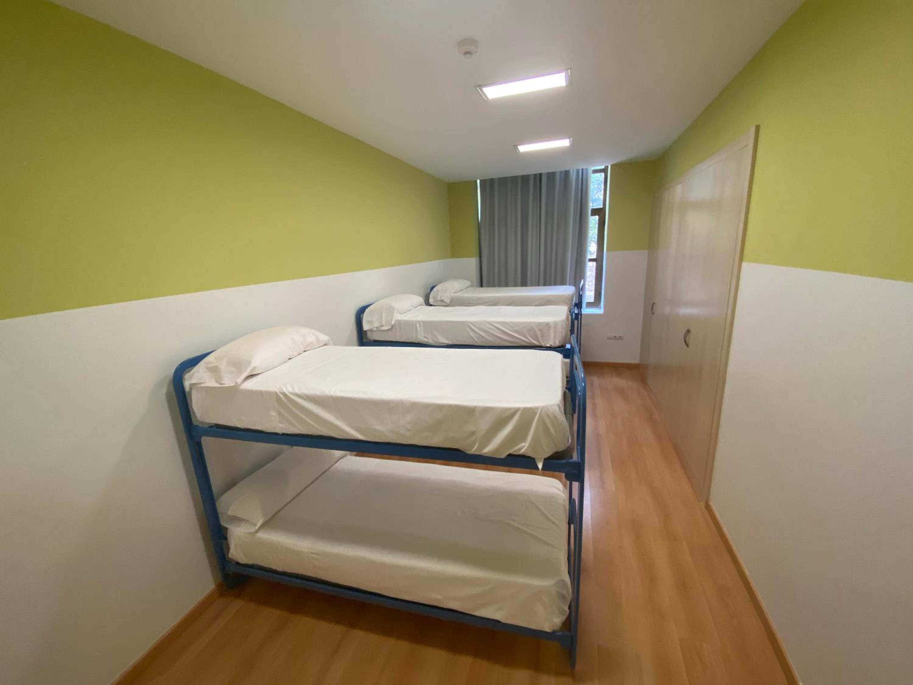 Cama individual en habitación compartida