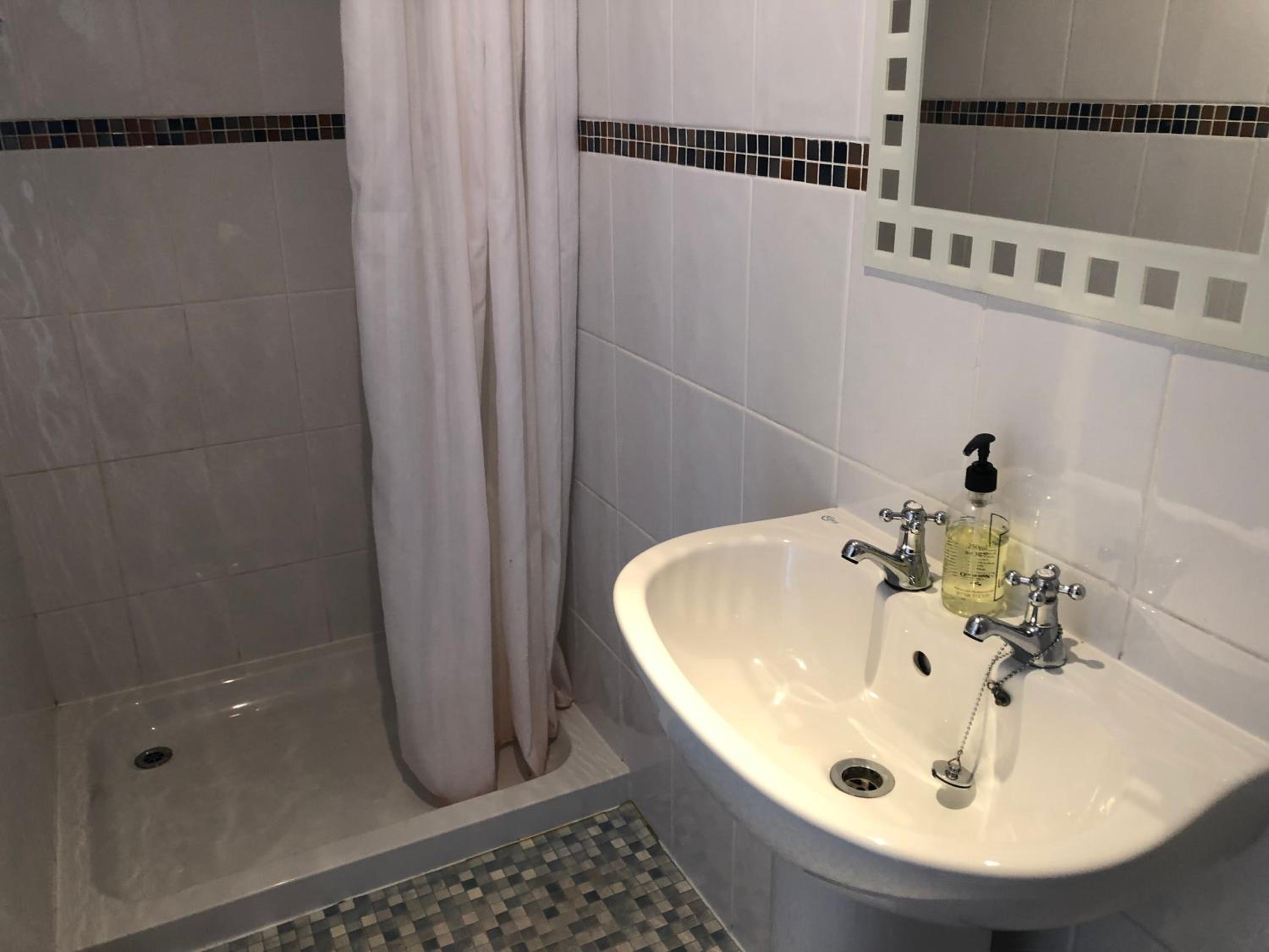 Twin Room - Photo 11