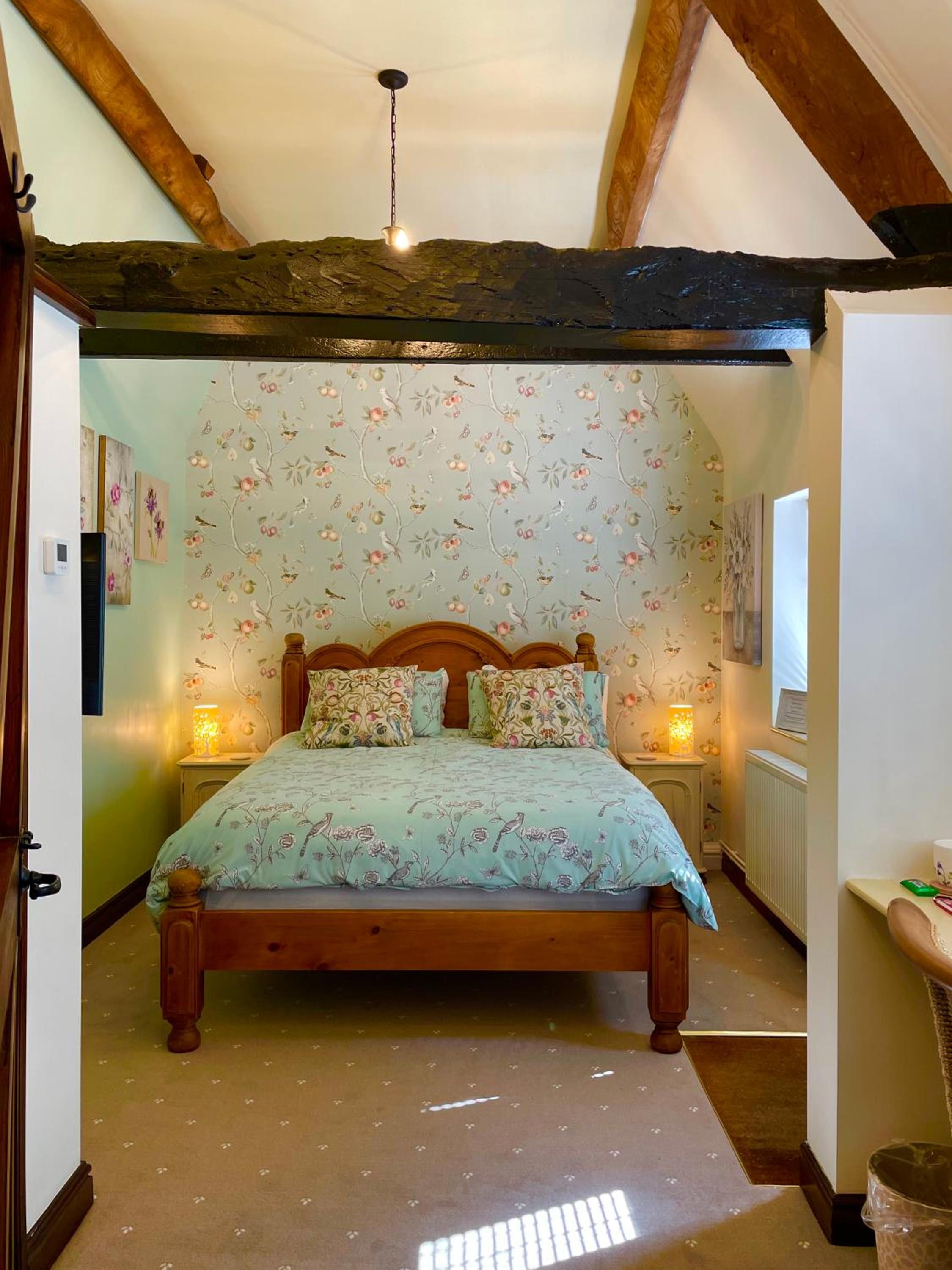 Deluxe King Room - Photo 2