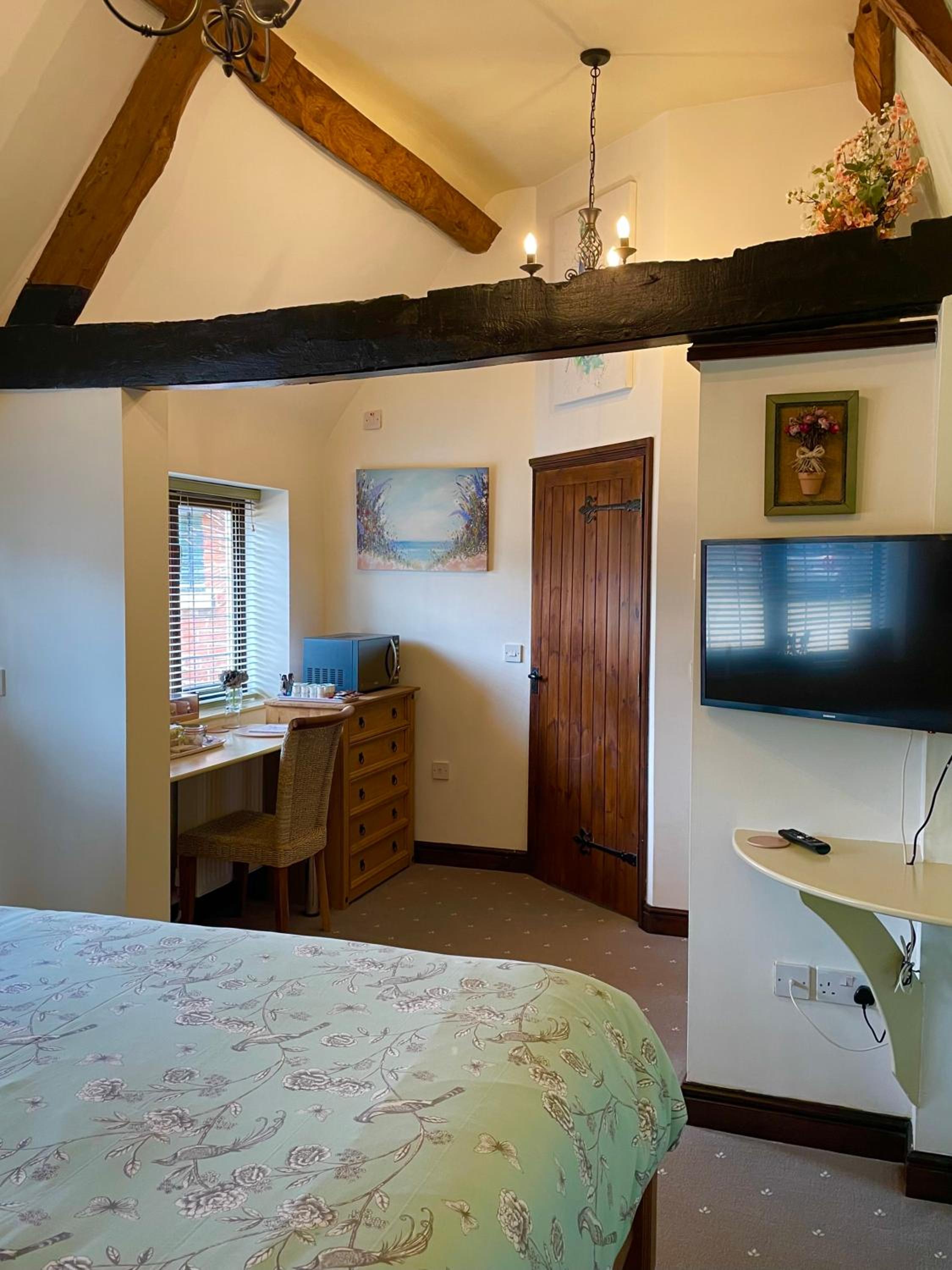 Deluxe King Room - Photo 3
