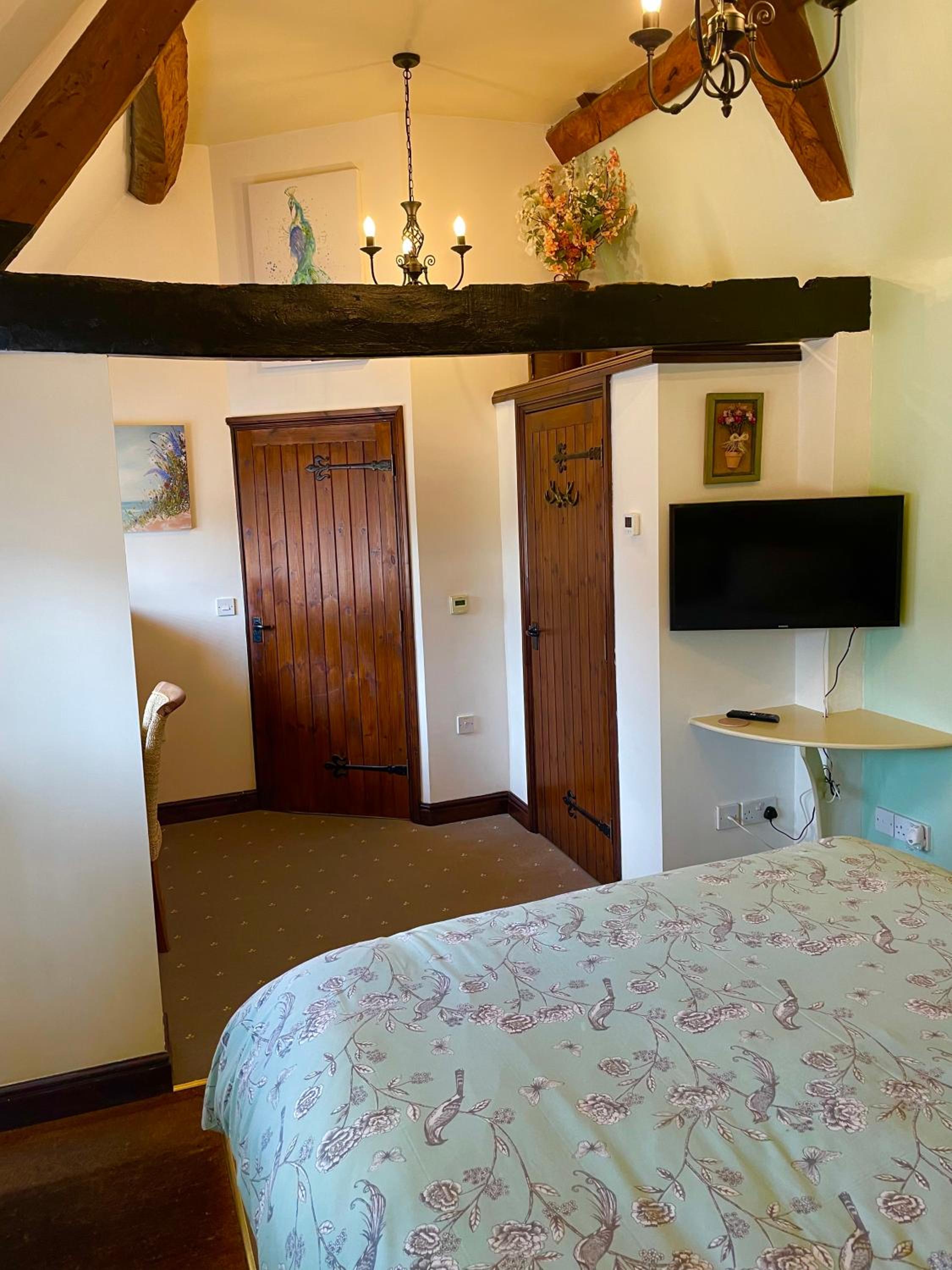 Deluxe King Room - Photo 4