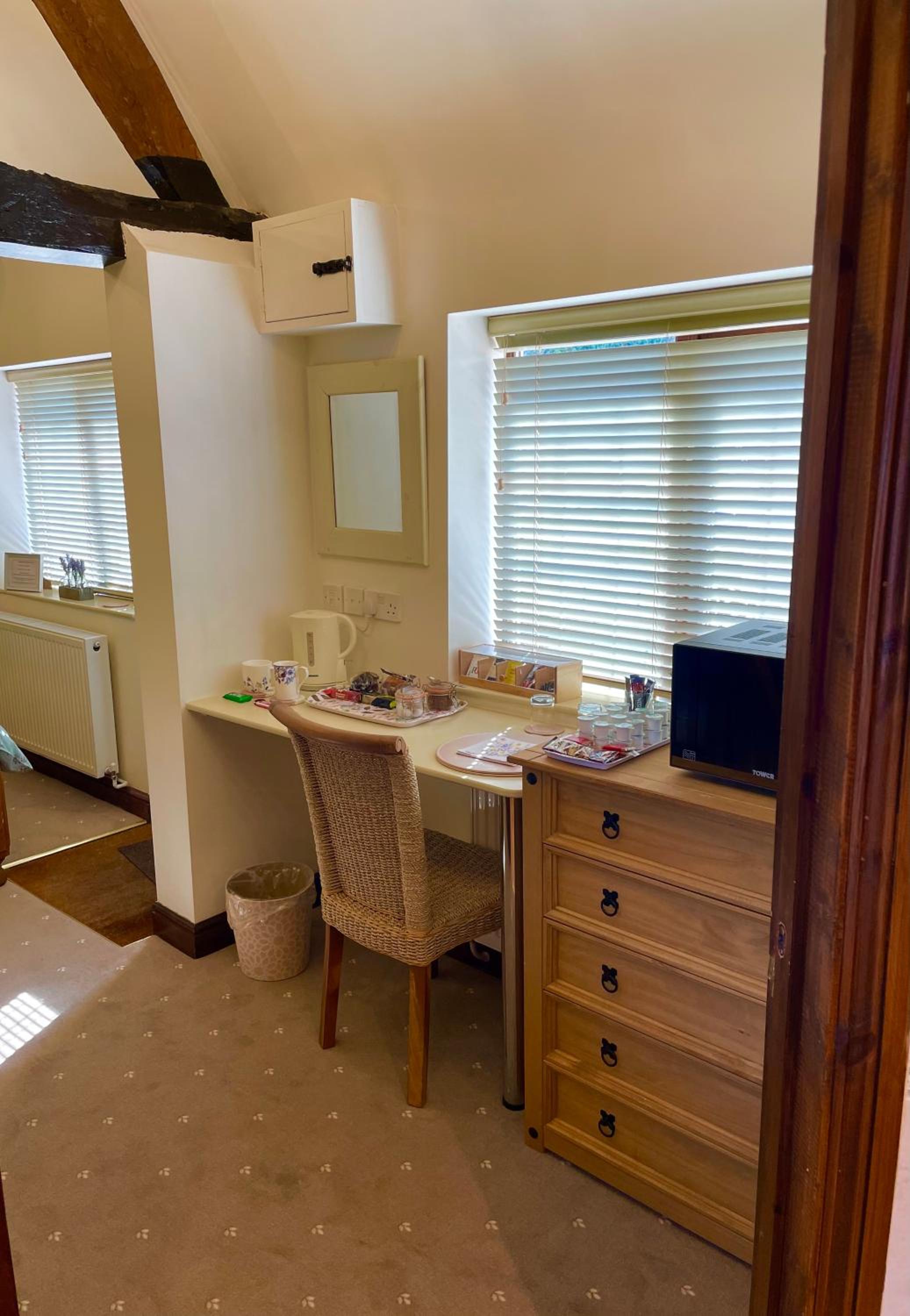 Deluxe King Room - Photo 7