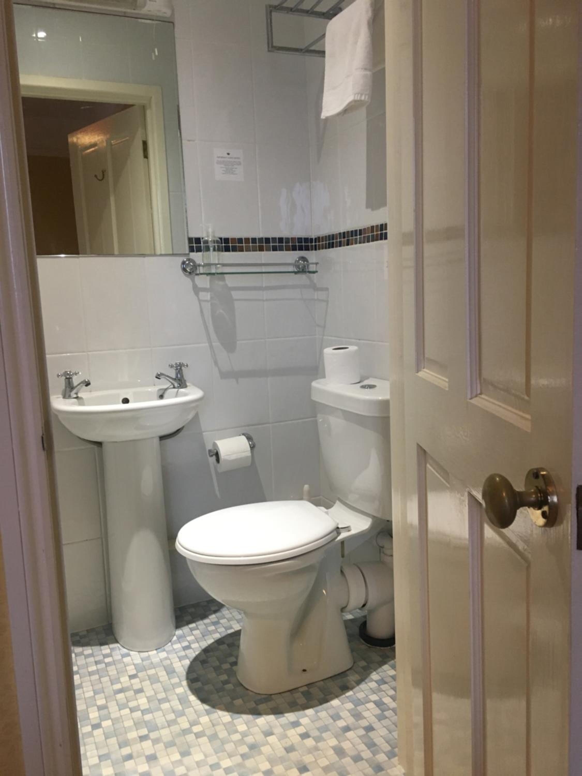 Twin Room - Photo 12