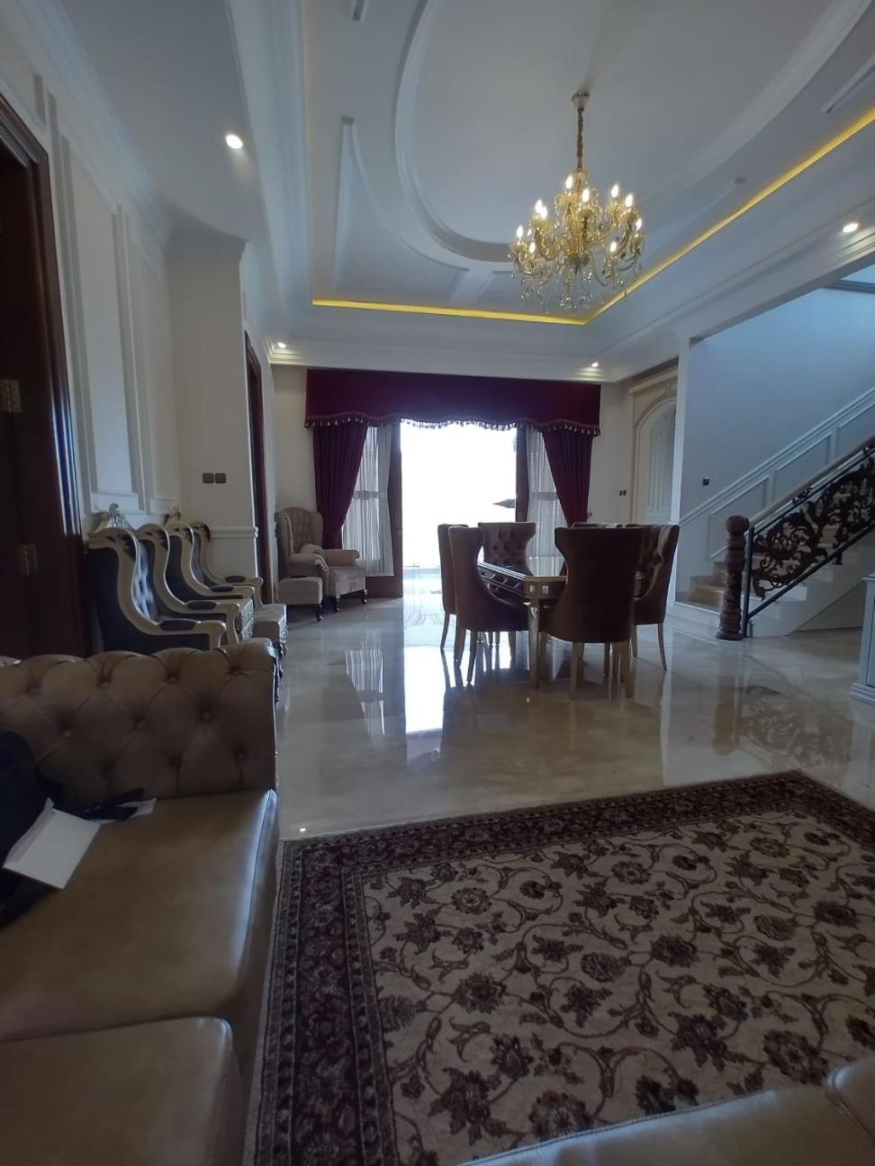 Five-Bedroom House - Photo 33