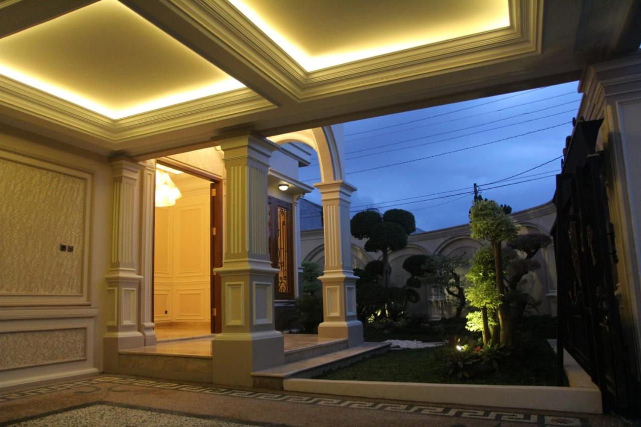 Five-Bedroom House - Photo 32