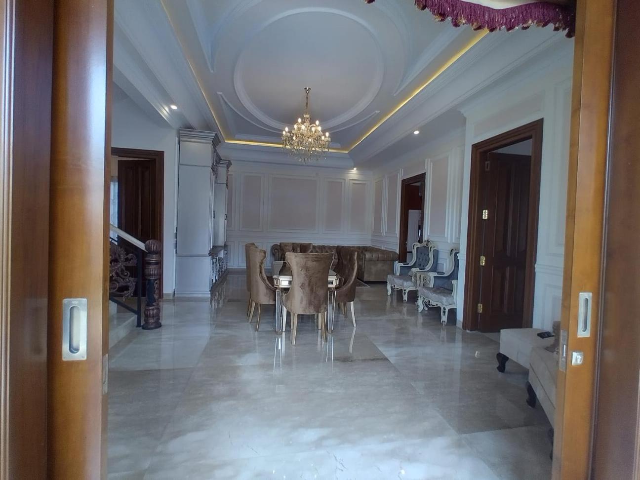 Five-Bedroom House - Photo 31