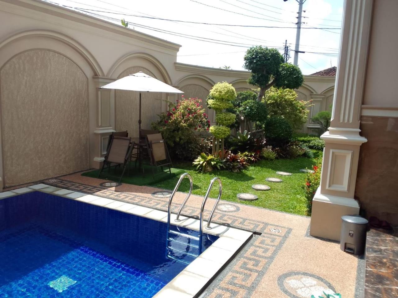 Five-Bedroom House - Photo 28