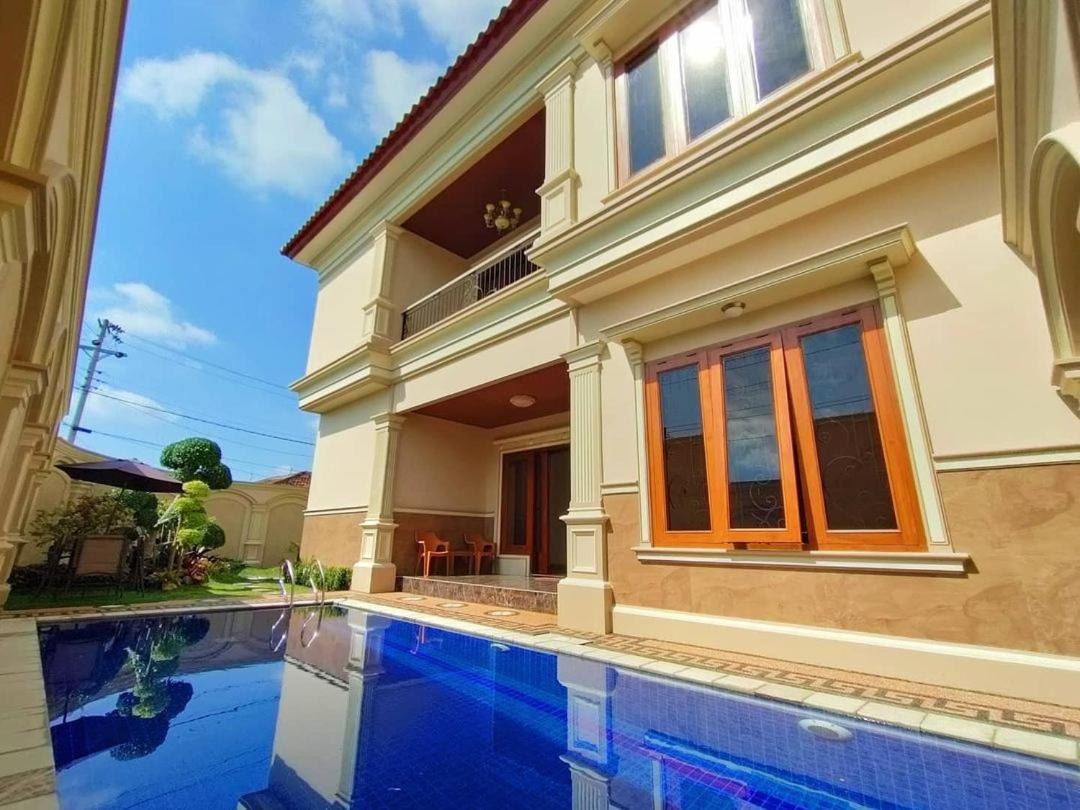 Five-Bedroom House - Photo 27
