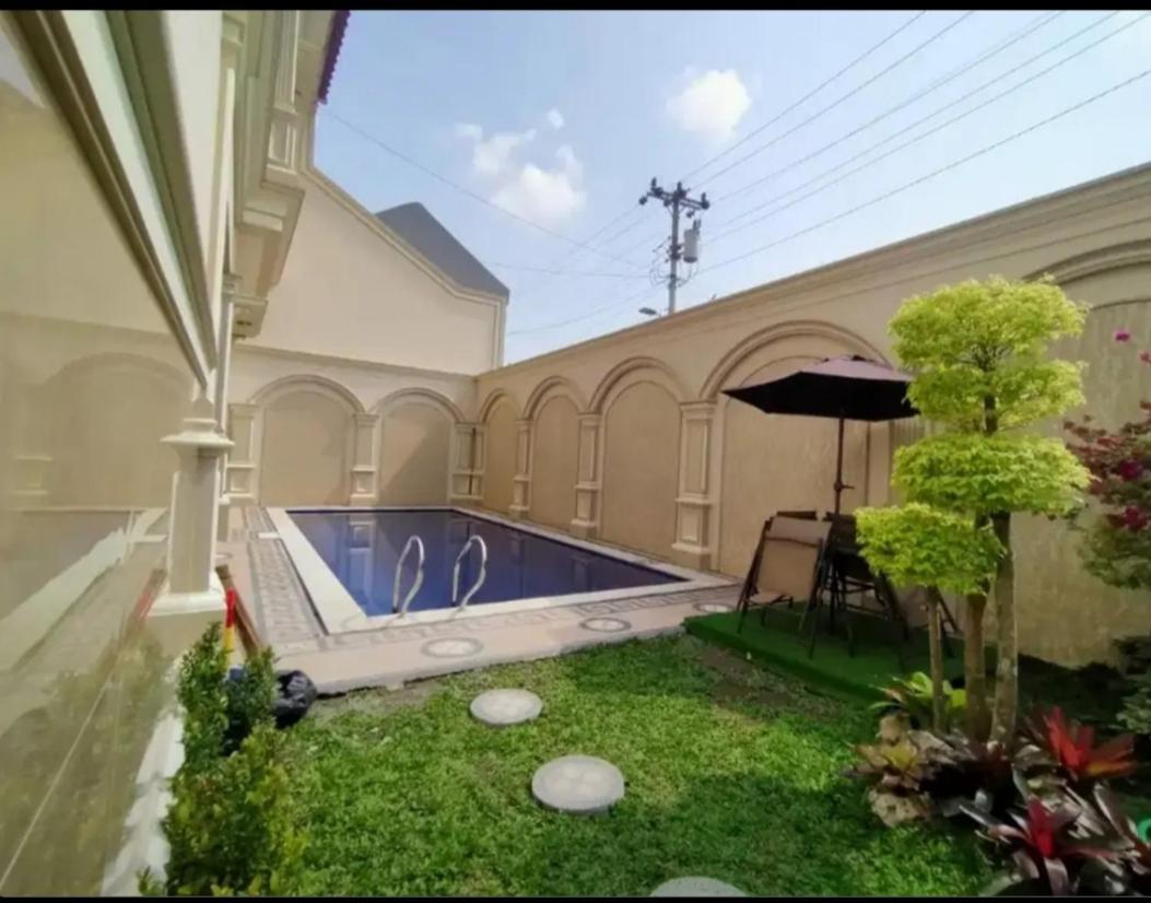 Five-Bedroom House - Photo 26