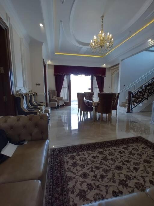 Five-Bedroom House - Photo 22