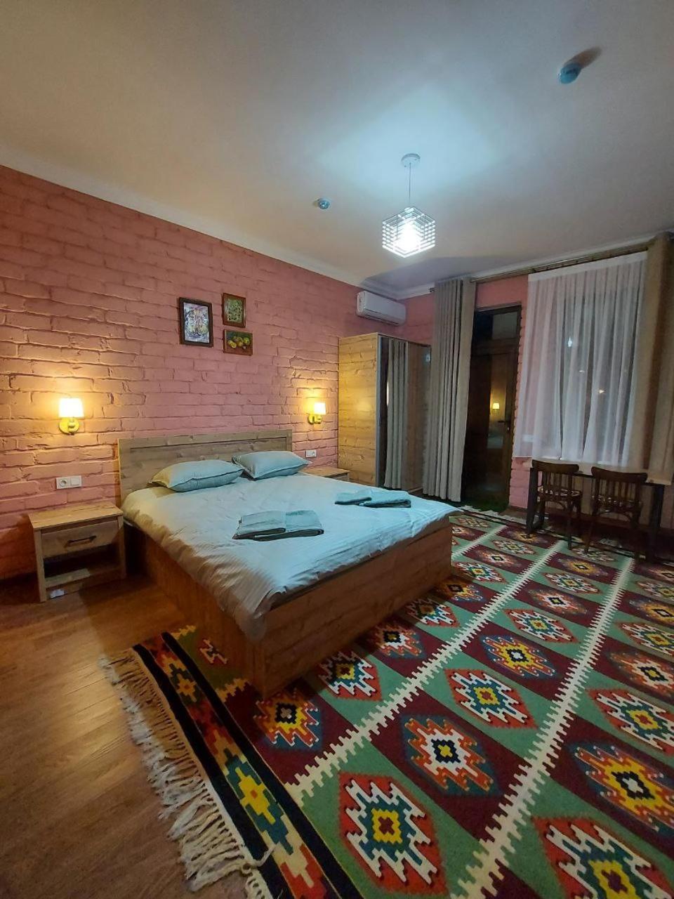 Double Room with Private Bathroom - Photo 2