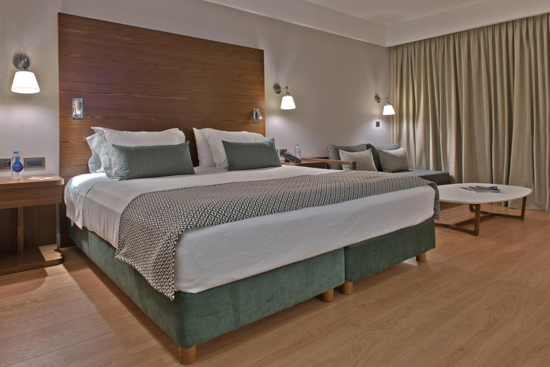 Junior Suite with Golf Course and Mountain View photo 3