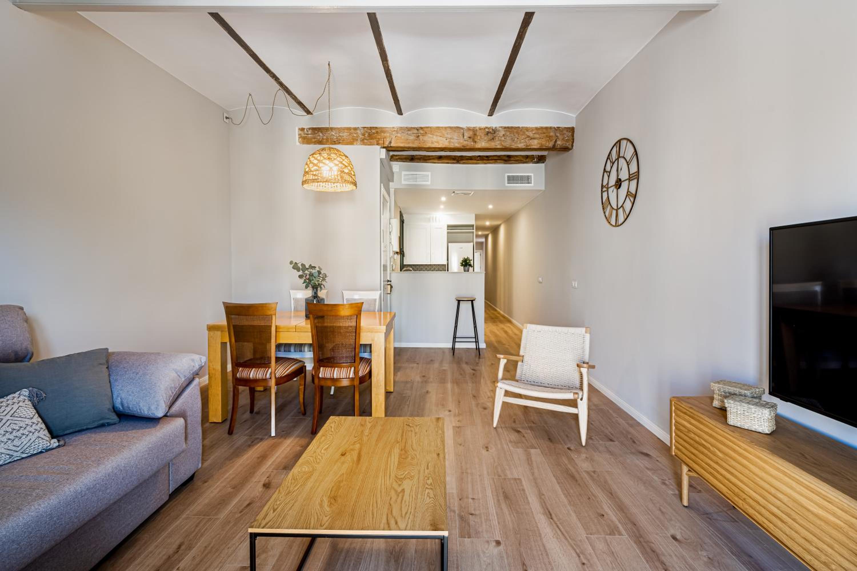 Apartamento de lujo de dos habitaciones con balcón