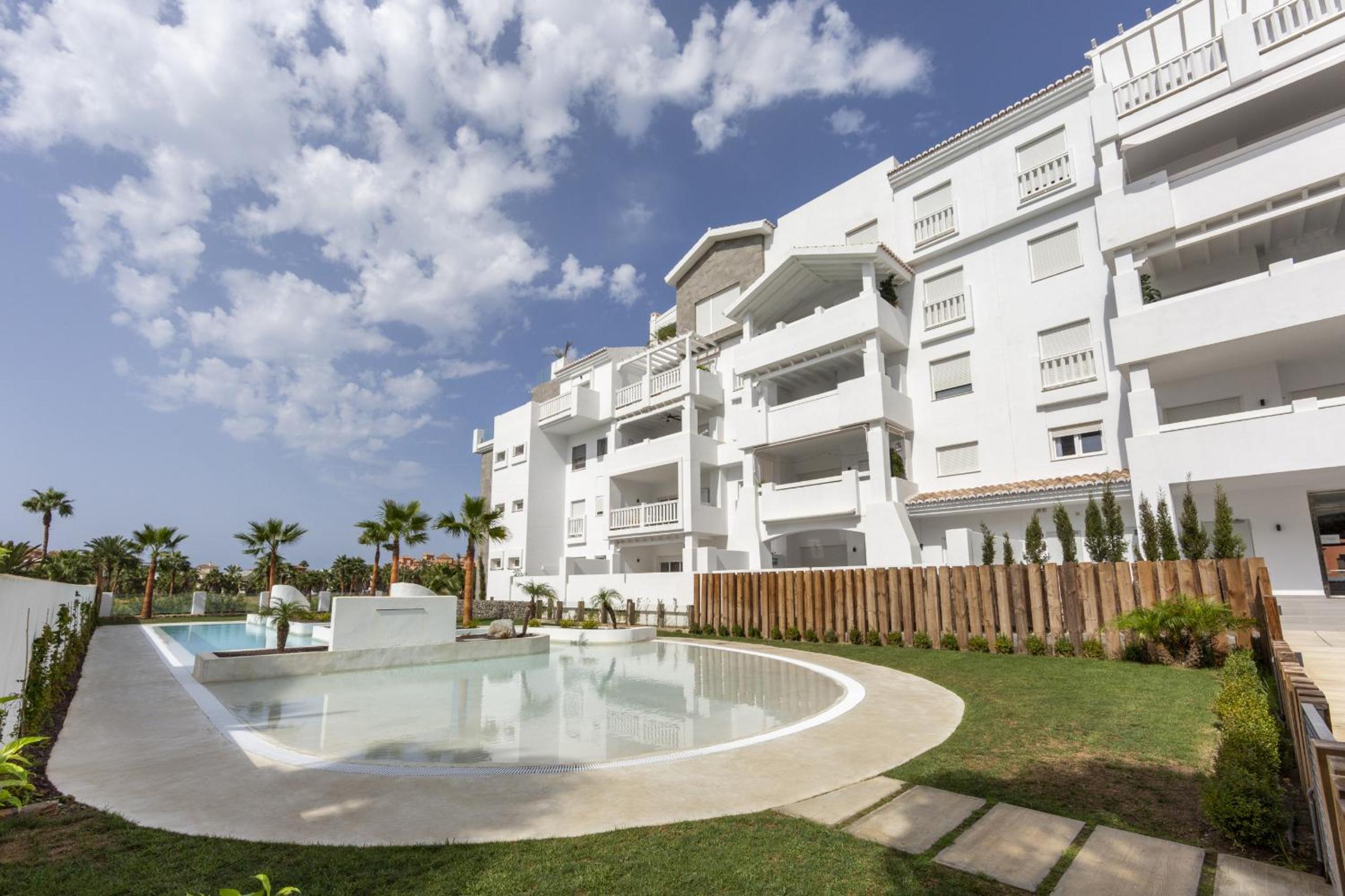 Luxury Apartment With Pool View And Golf - Photo 15