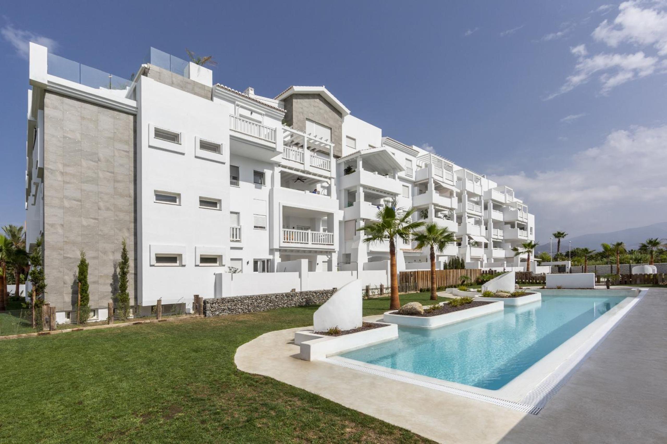 Luxury Apartment With Pool View And Golf - Photo 14
