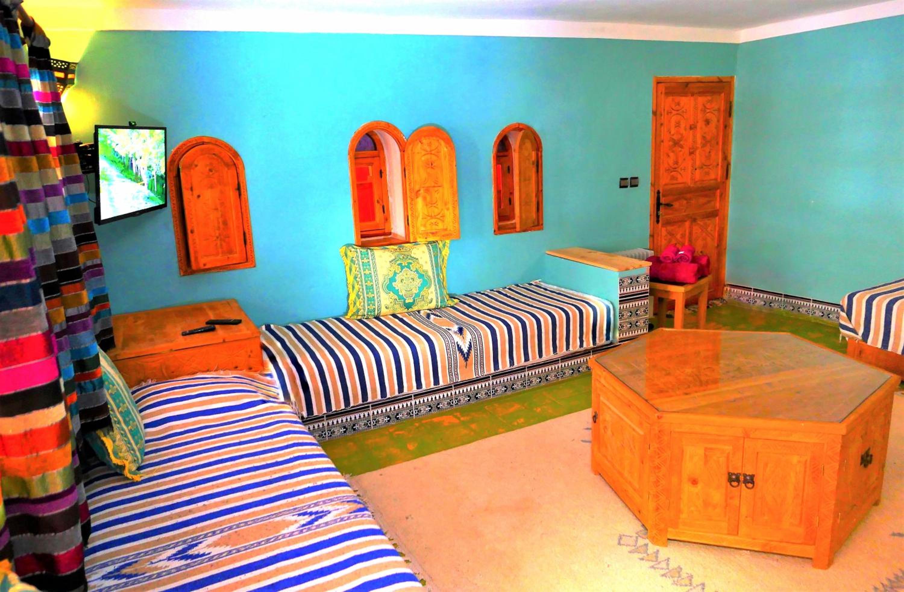 Family Room with Garden View - Photo 2
