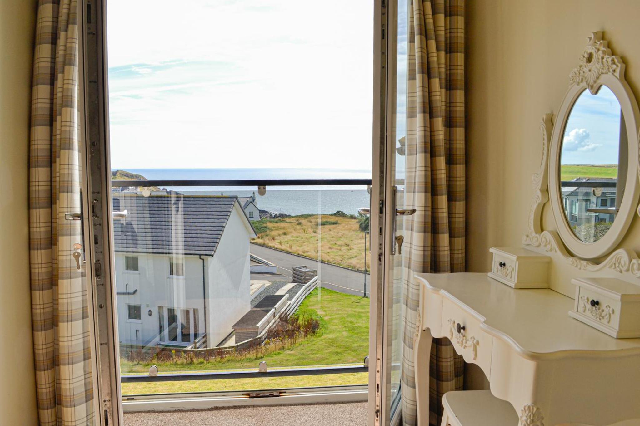 Apartment with Sea View - Photo 10