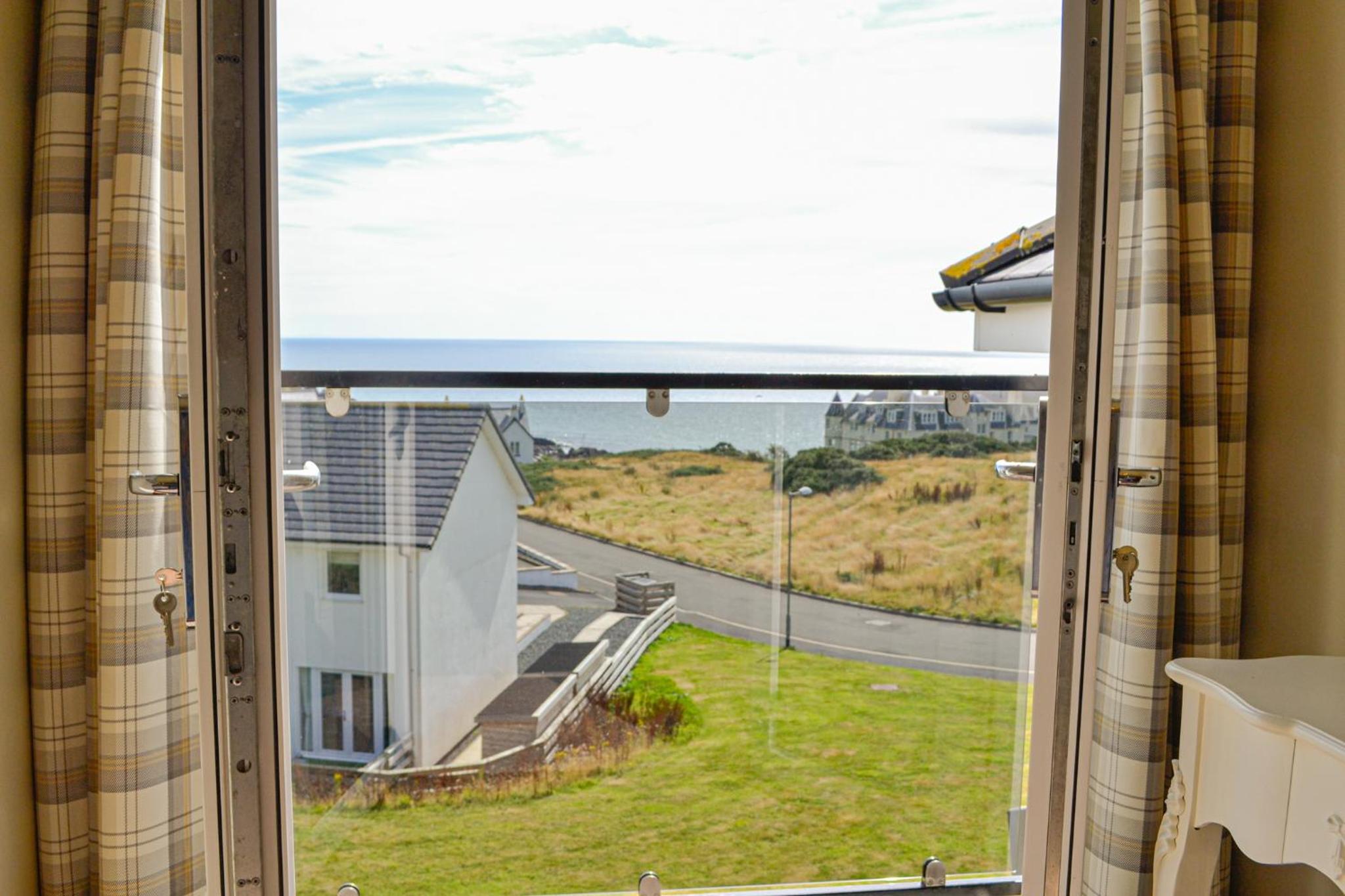Apartment with Sea View - Photo 8