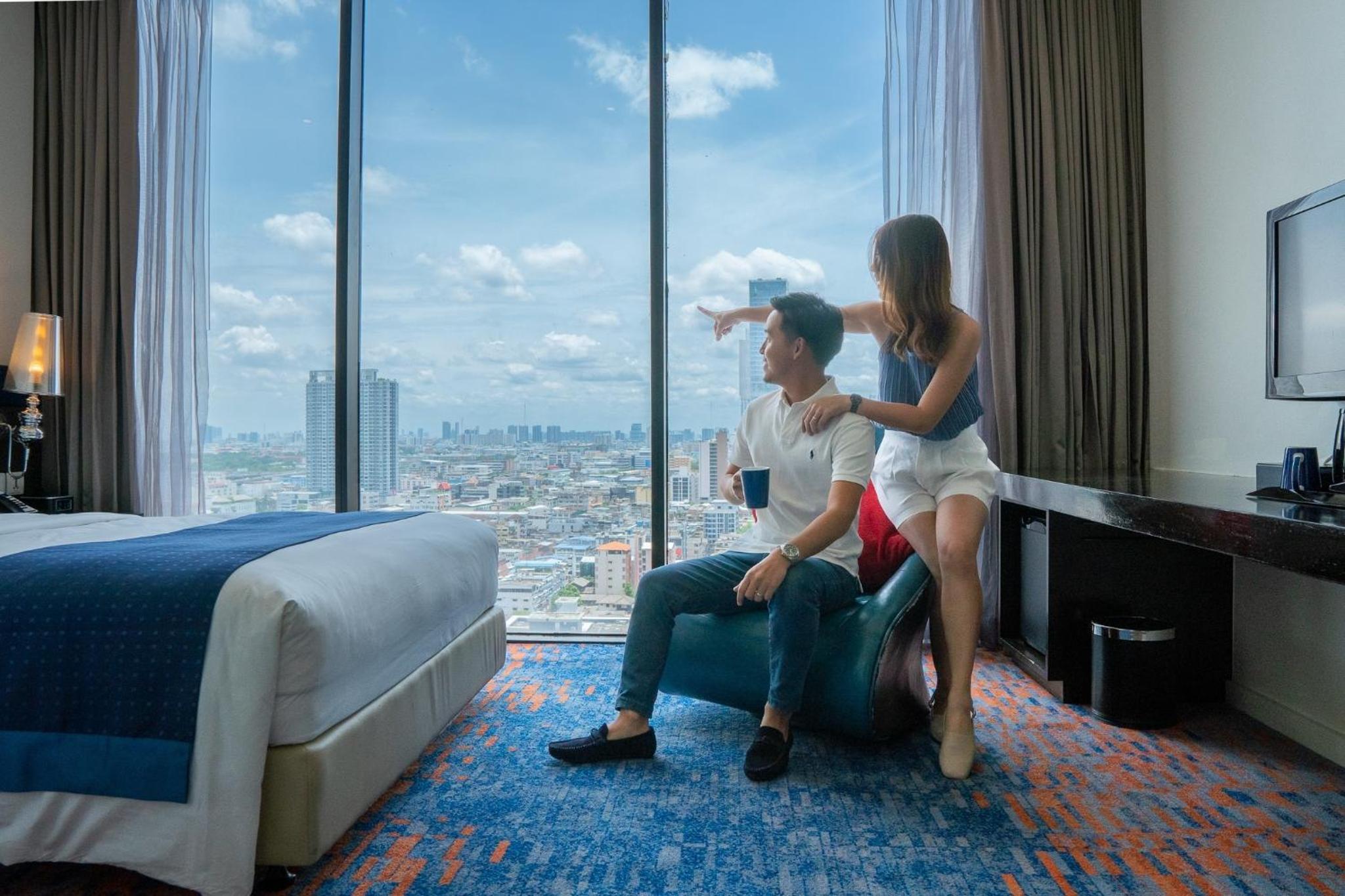 Standard Queen Room with Stadium View