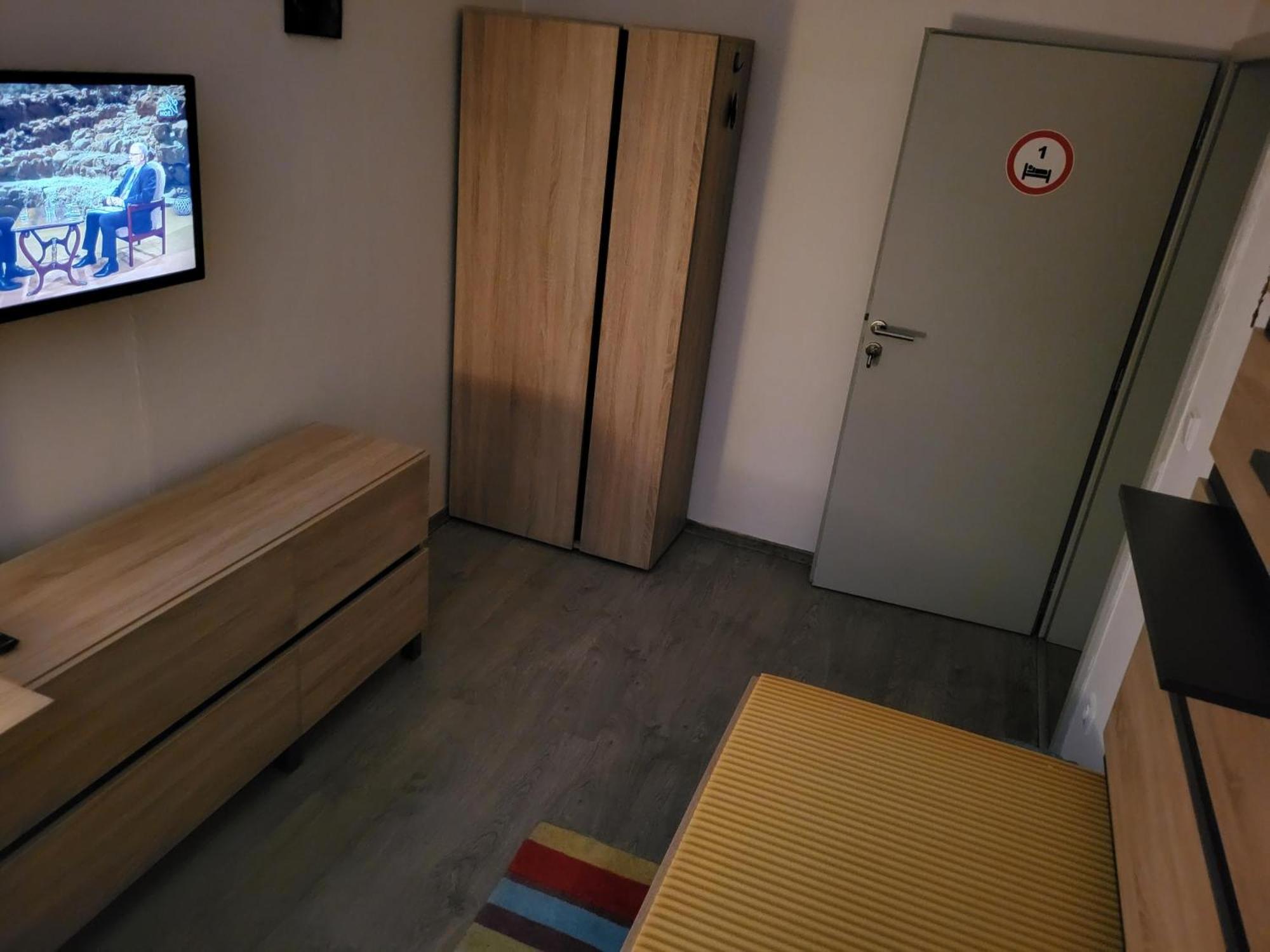 Single Room With Shared Shower And Toilet photo 1