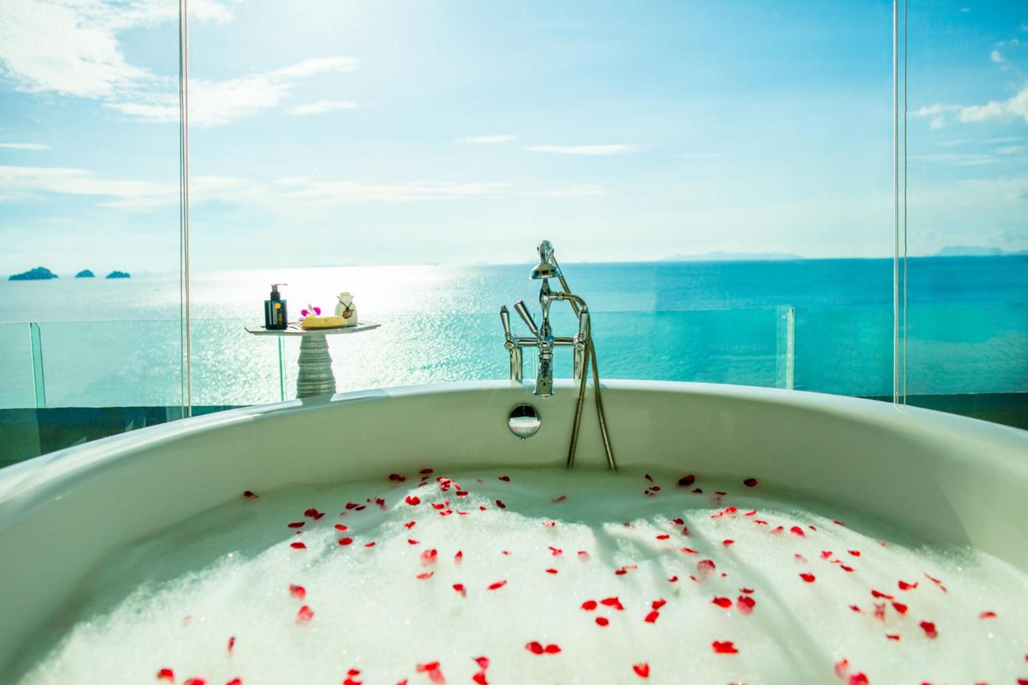 Panoramic Ocean View Suite with Club Access photo 3
